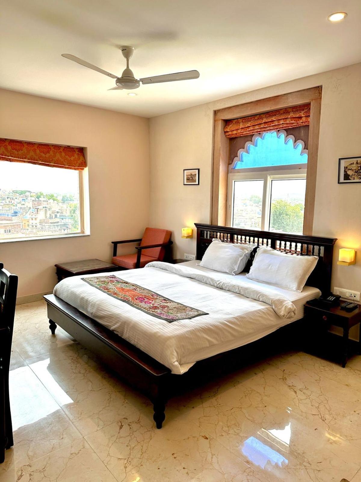 Standard Queen Room on 4th floor with Lakeview and Umaid Bhawan Palace view.  - Photo 2