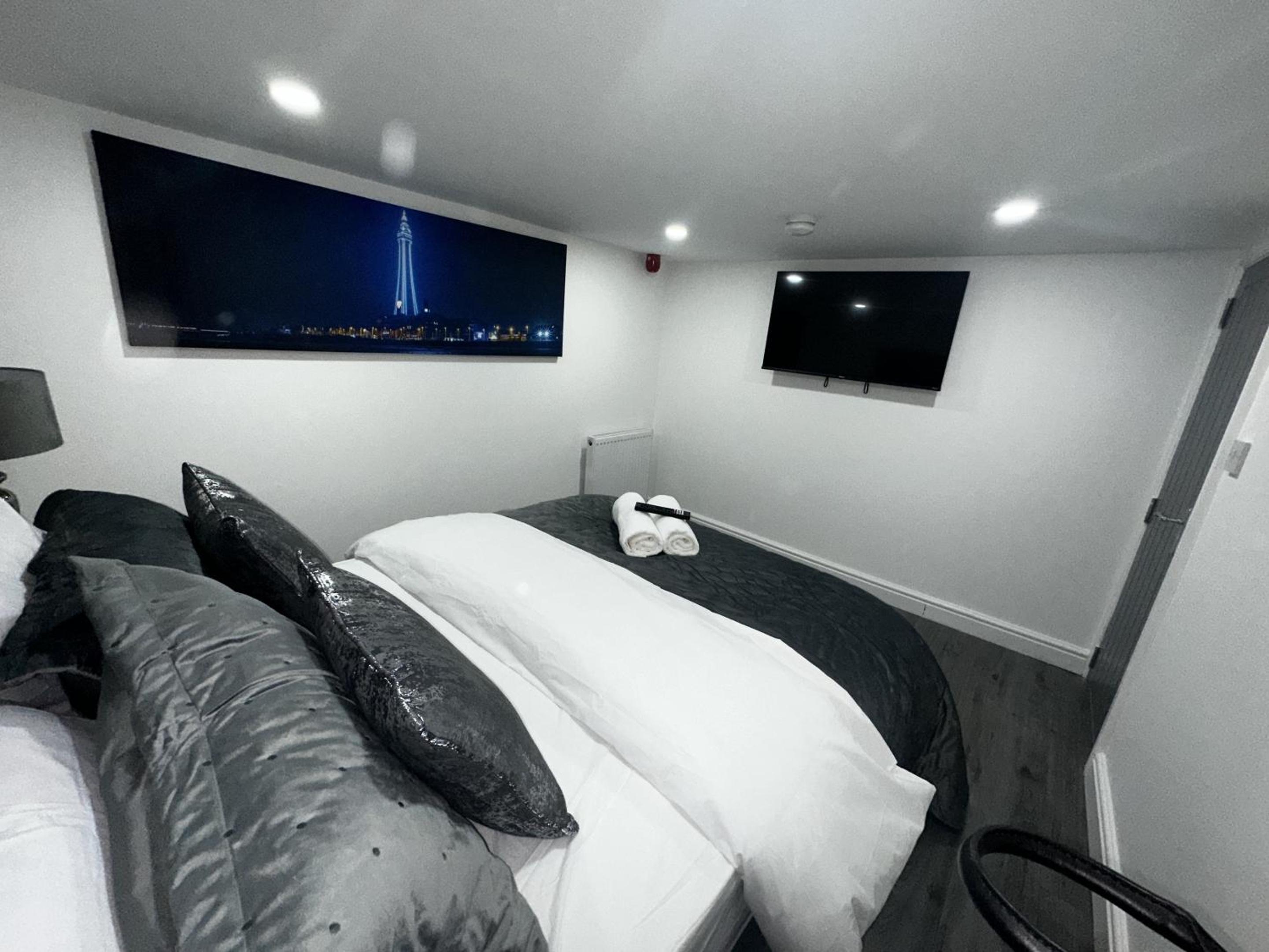 Basement Suite with Spa Bath (Height Restriction 6 foot) - Photo 24
