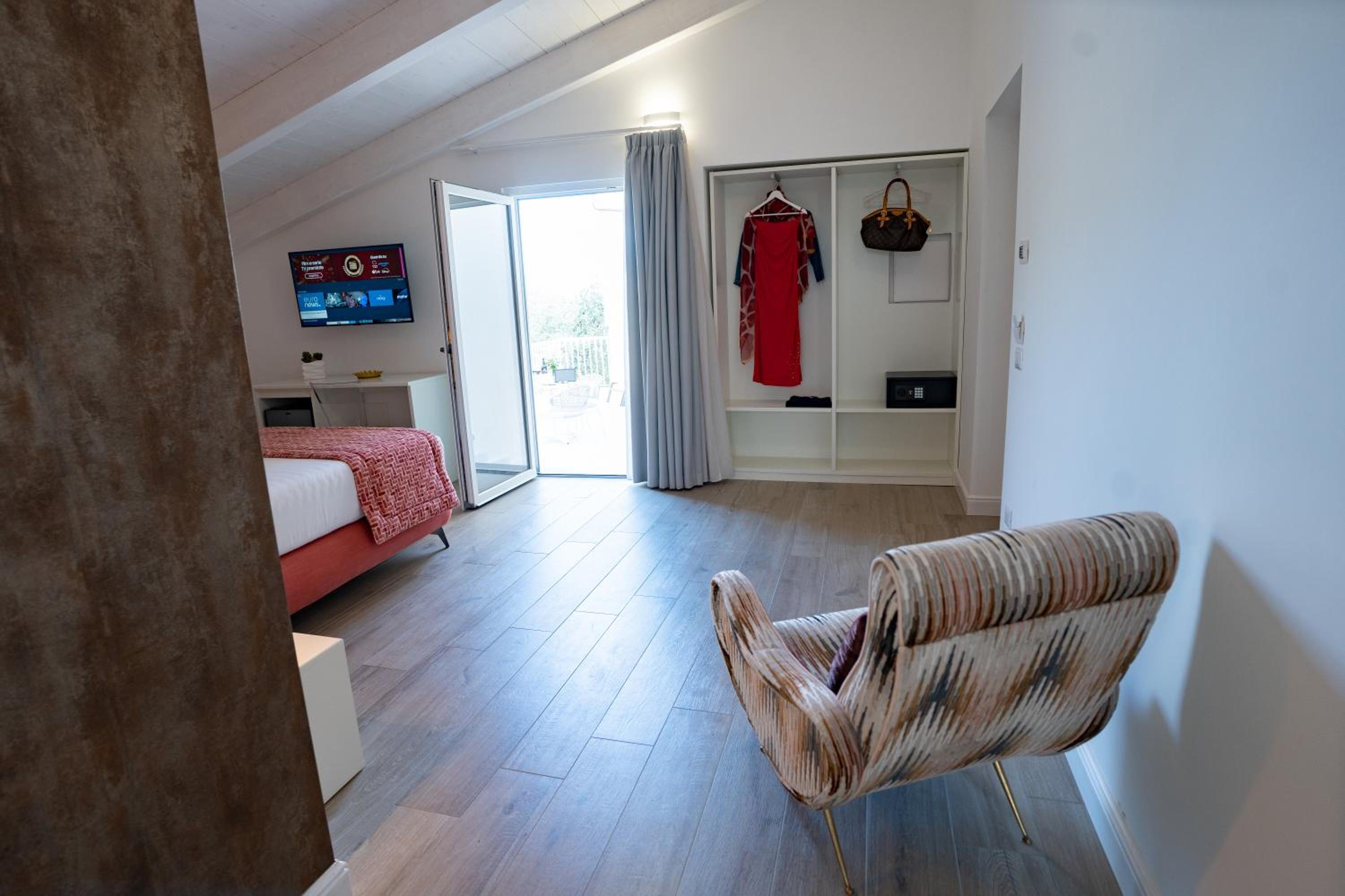 Suite with Terrace - Photo 11