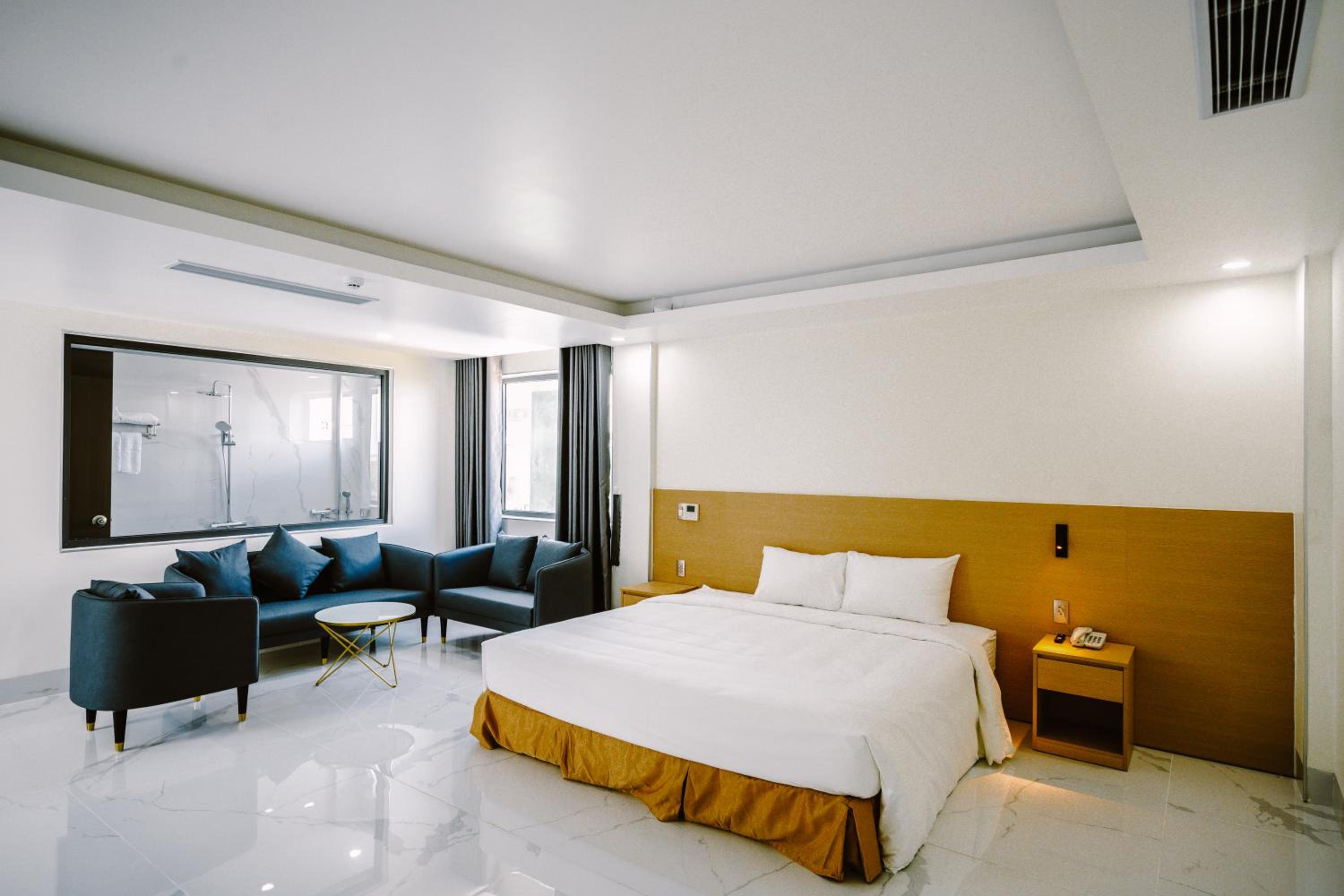King Suite with Spa Bath photo 2