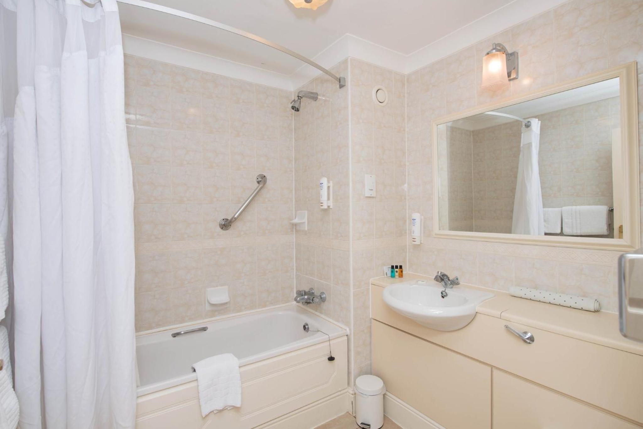 Standard Queen Room - Accessible - Photo 5