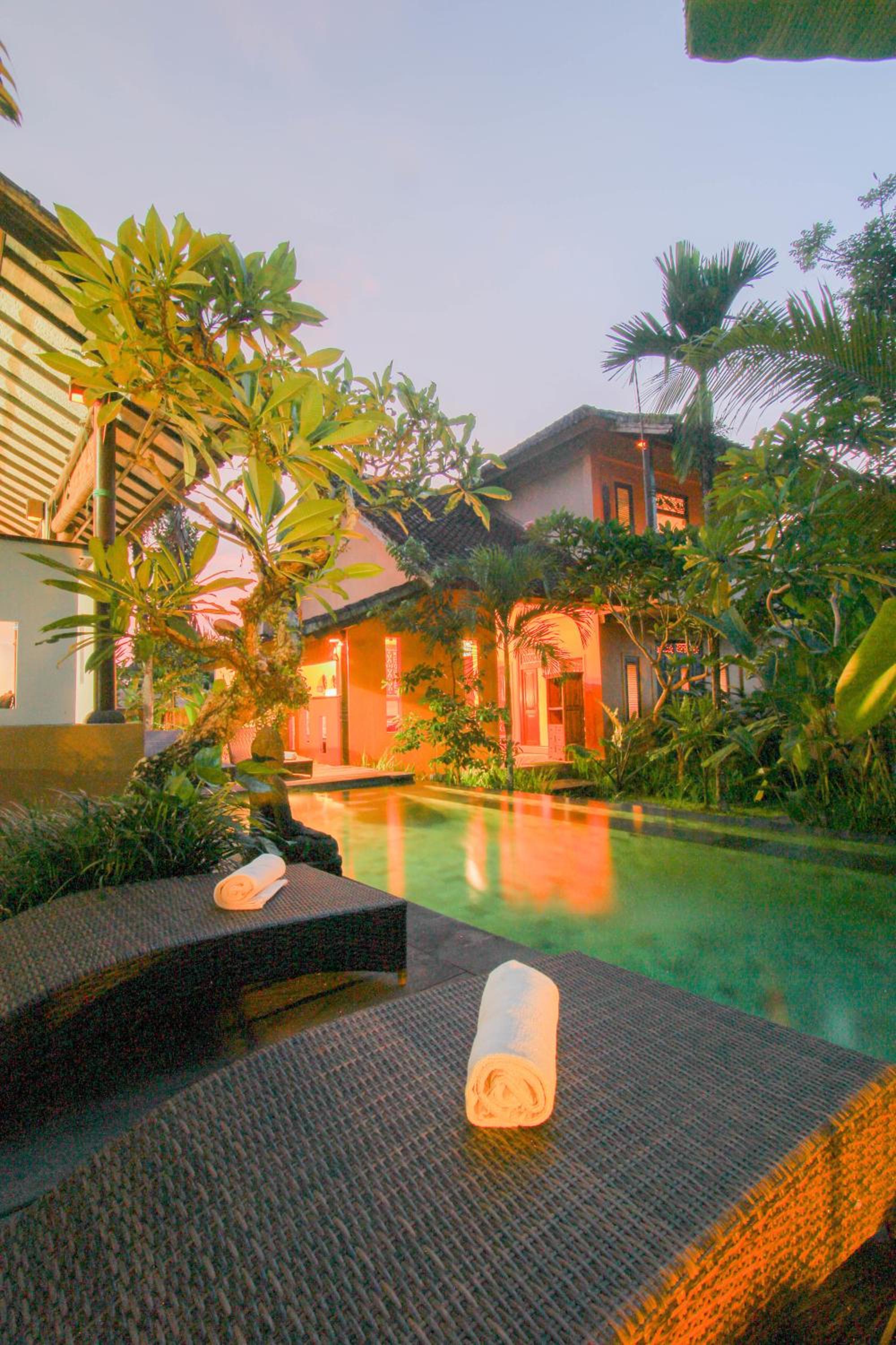 Shocking Deal at Deluxe Pool View photo 3