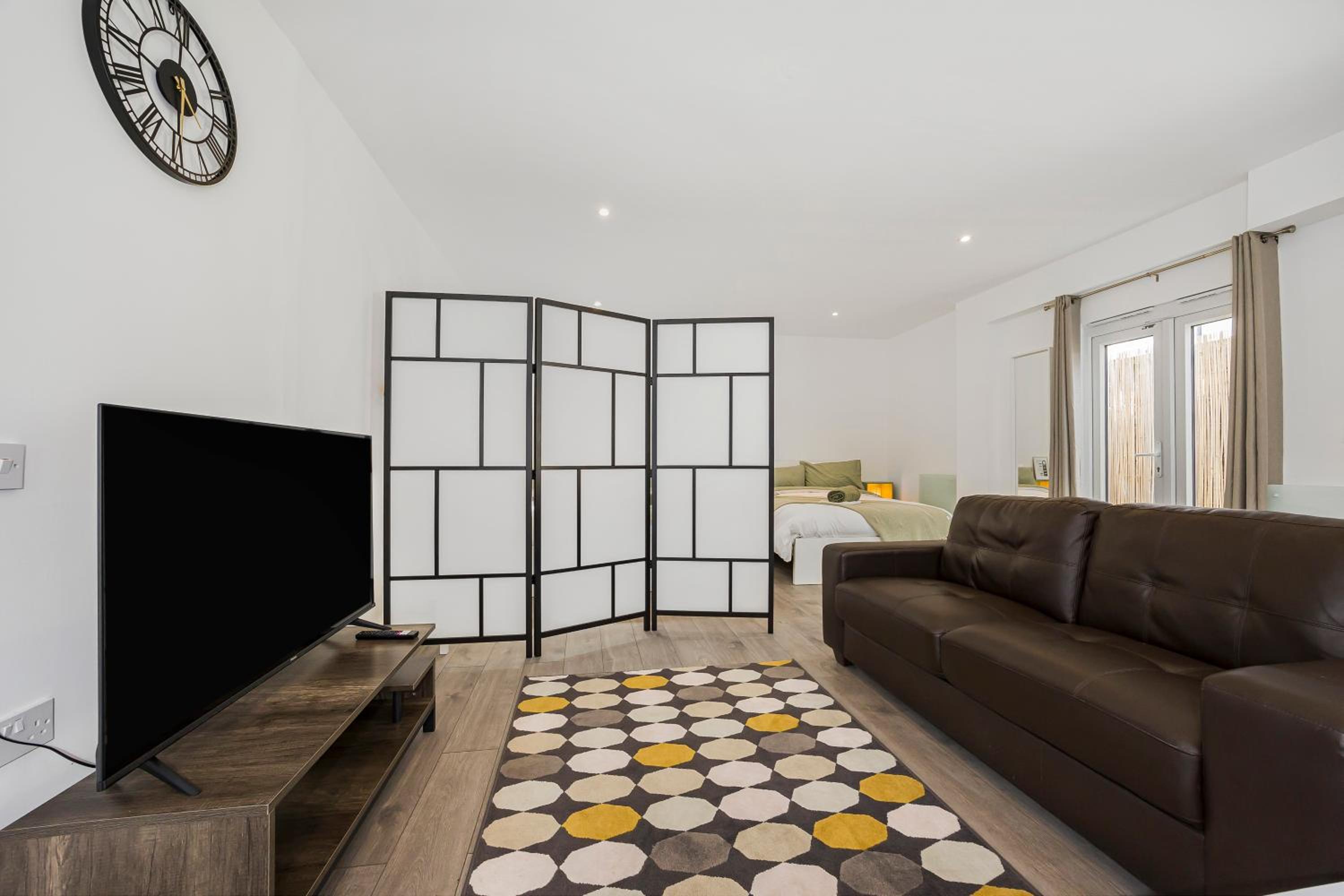 One-Bedroom Apartment photo 1