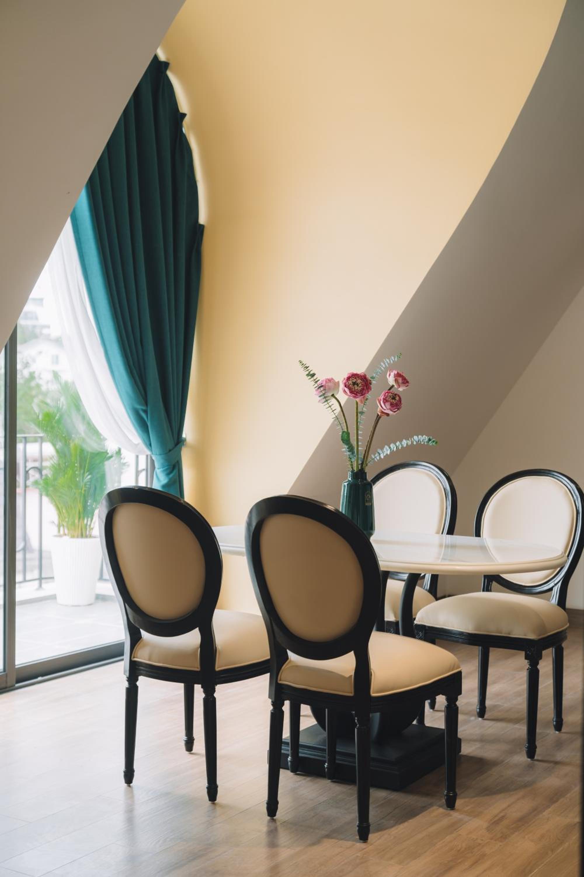Executive Suite - Photo 4