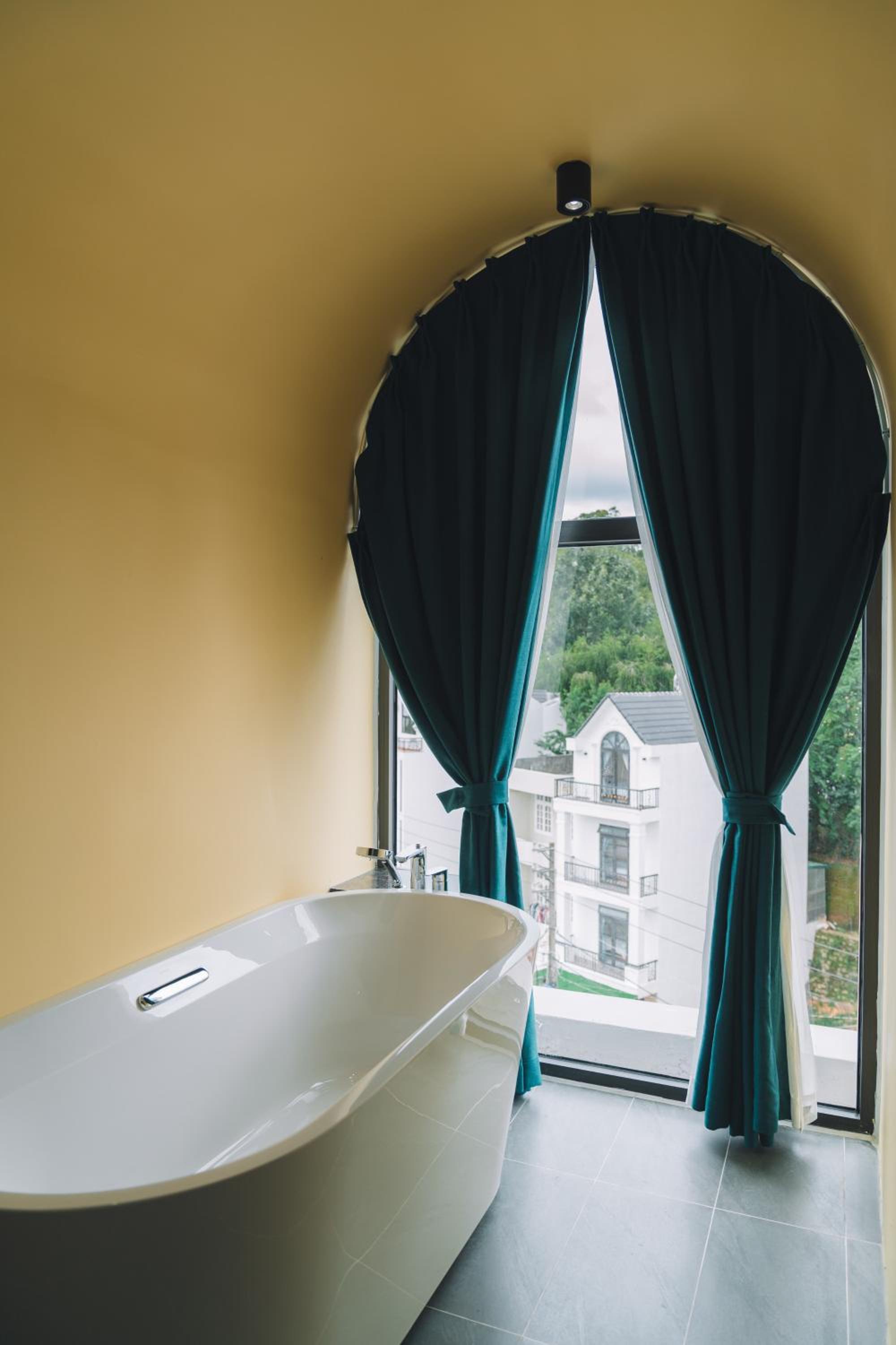Executive Suite - Photo 19