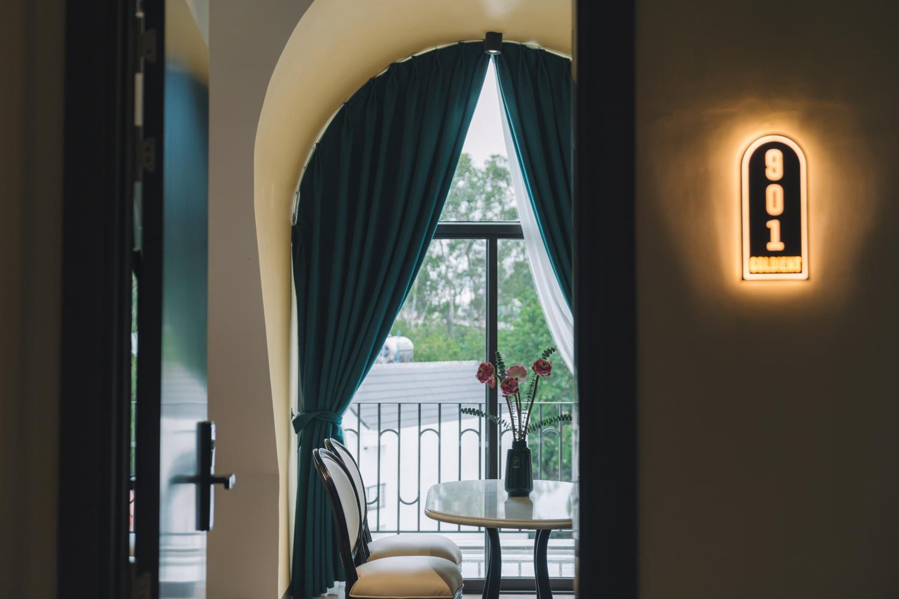 Executive Suite - Photo 16