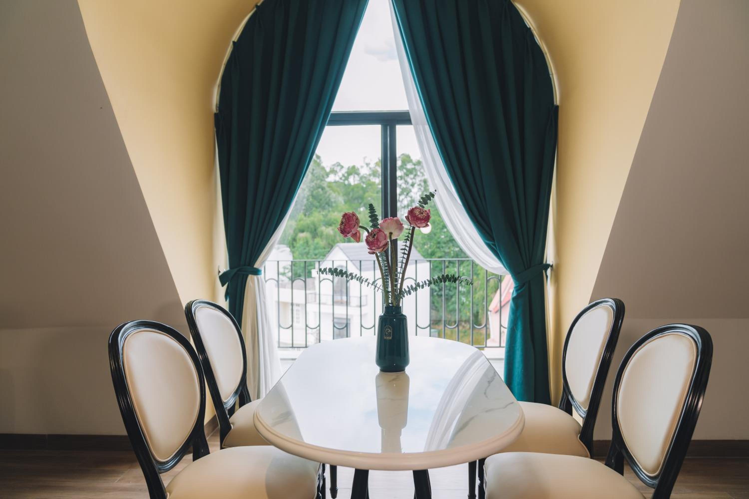 Executive Suite - Photo 5