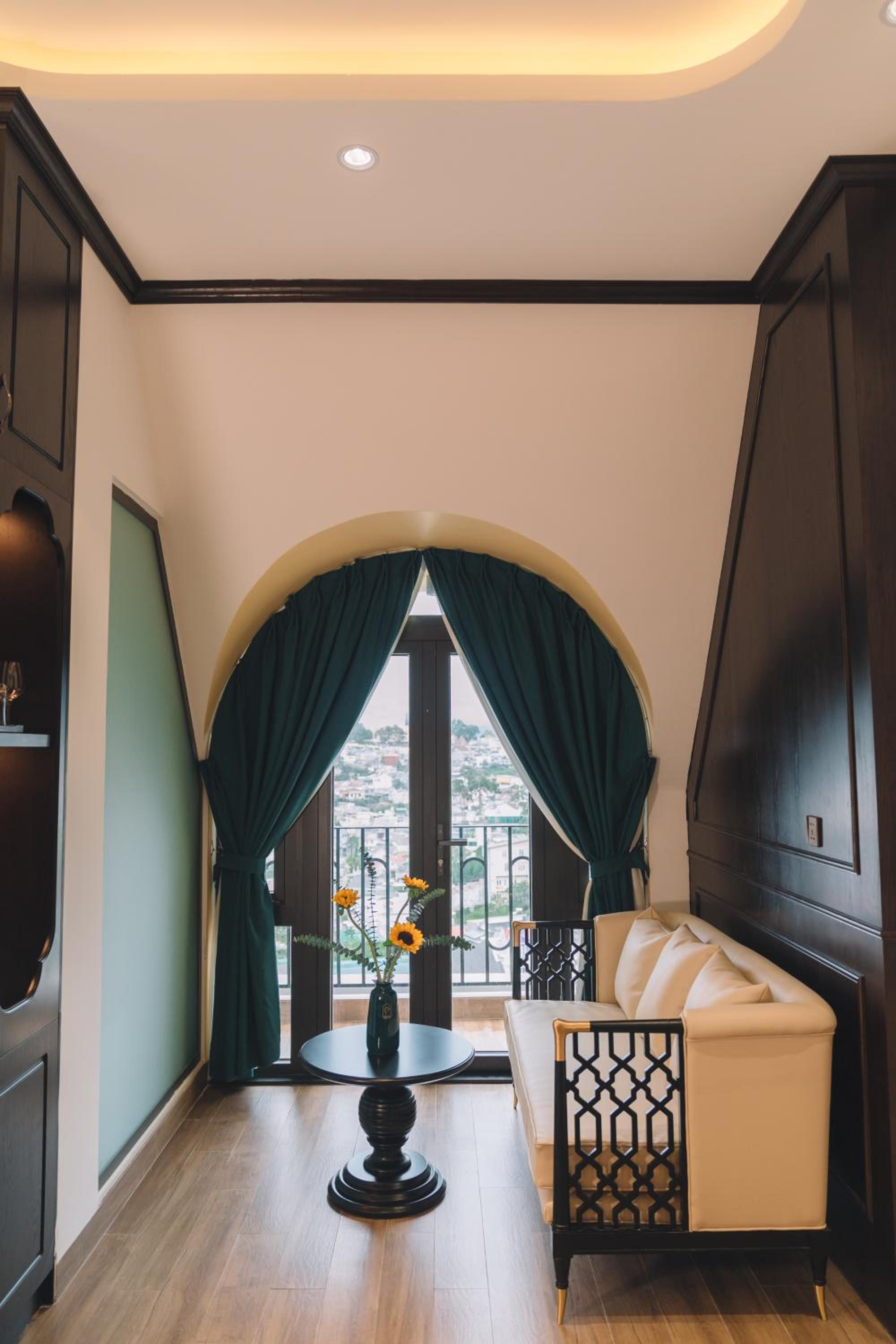 Junior Suite with Balcony - Photo 12