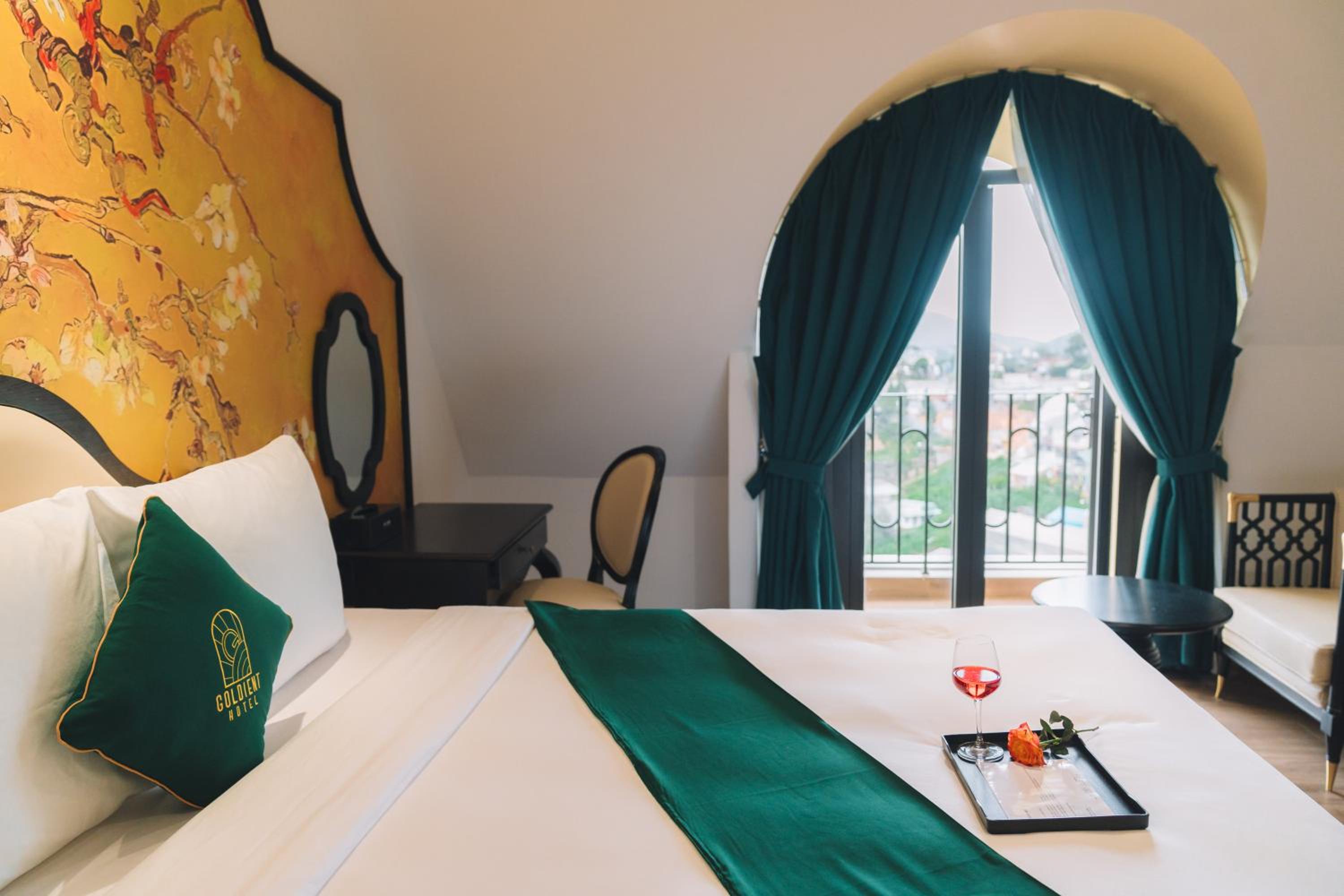 Junior Suite with Balcony - Photo 4