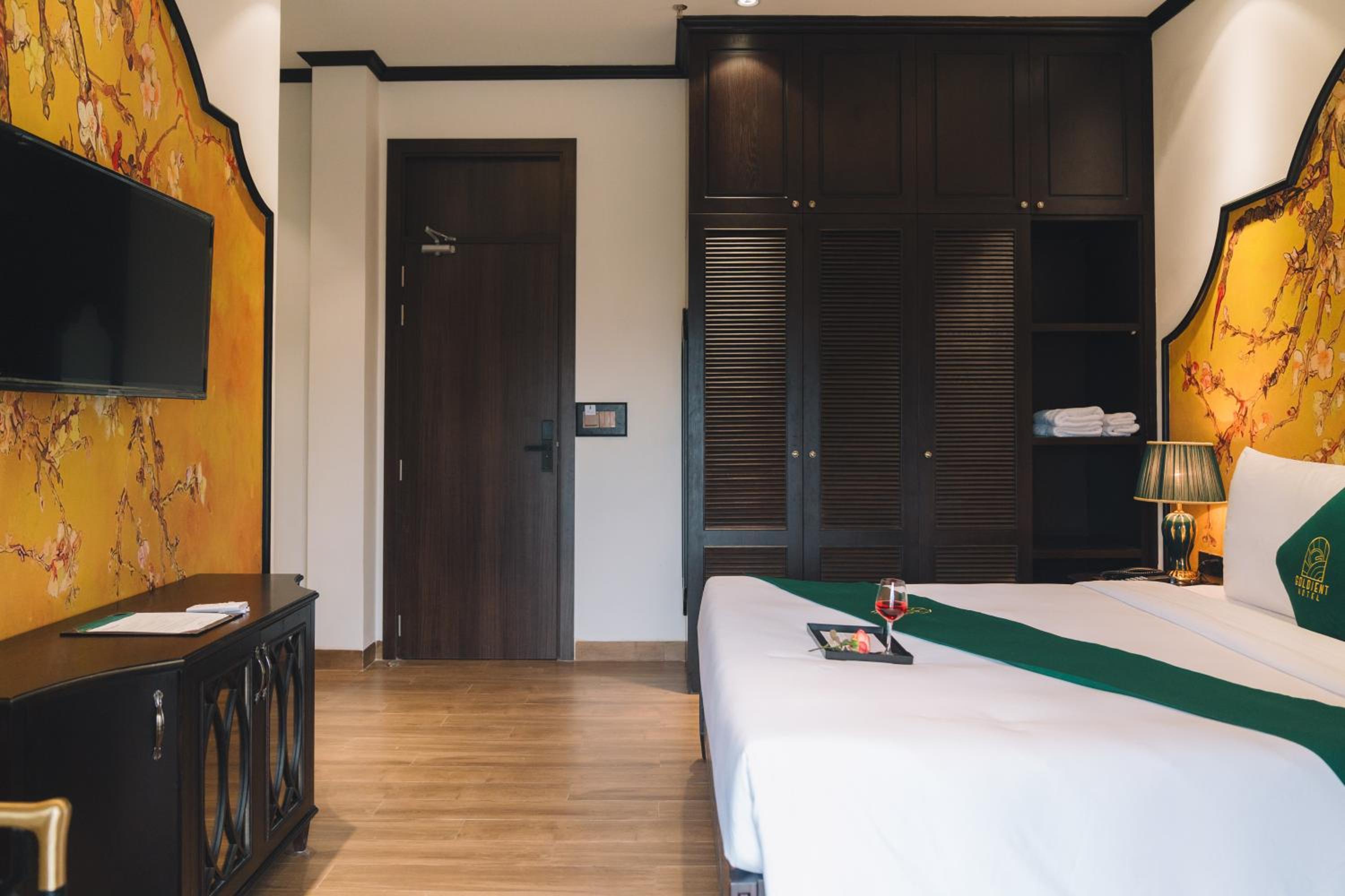 Junior Suite with Balcony - Photo 2