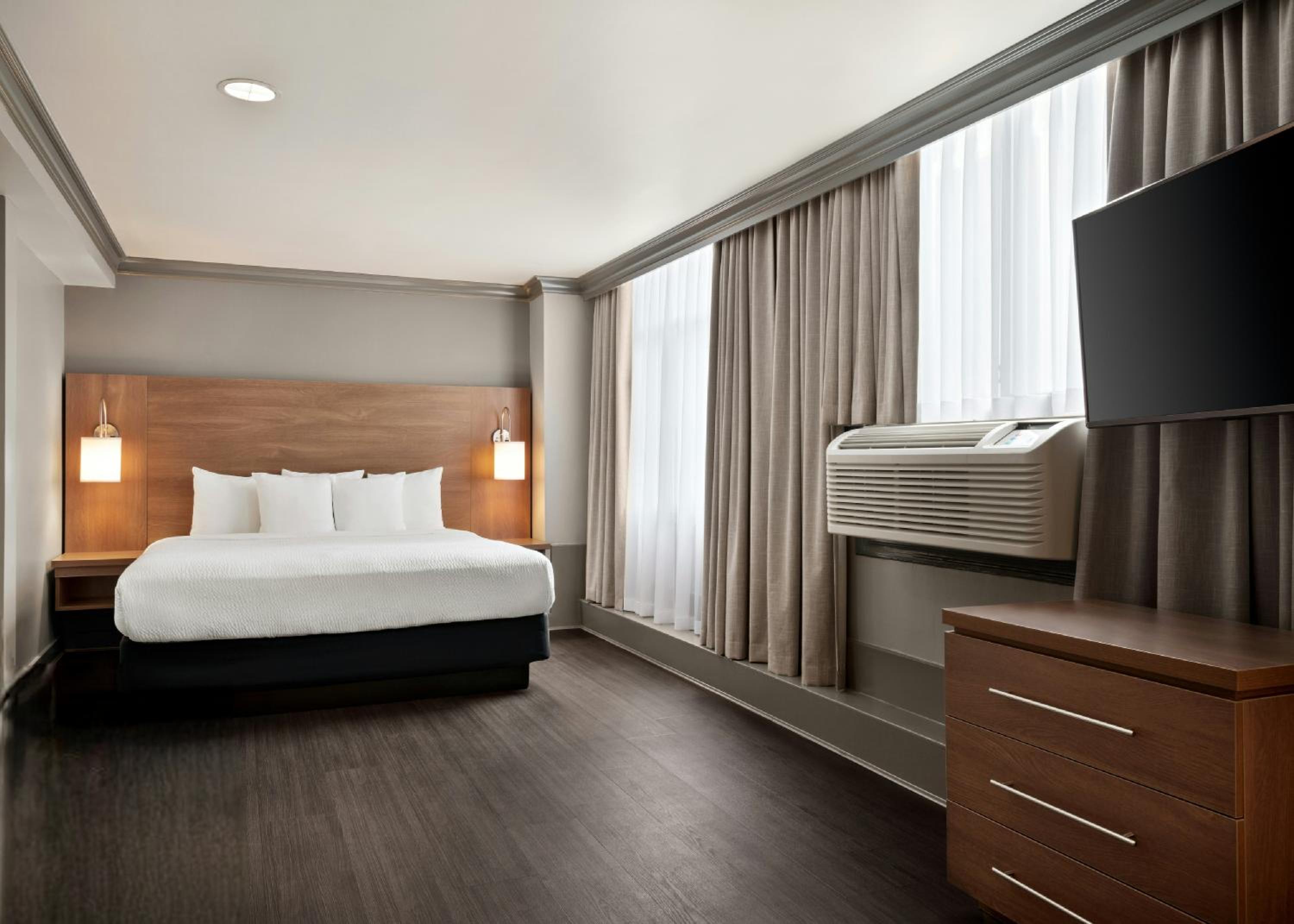 King Room - Non-Smoking photo 2
