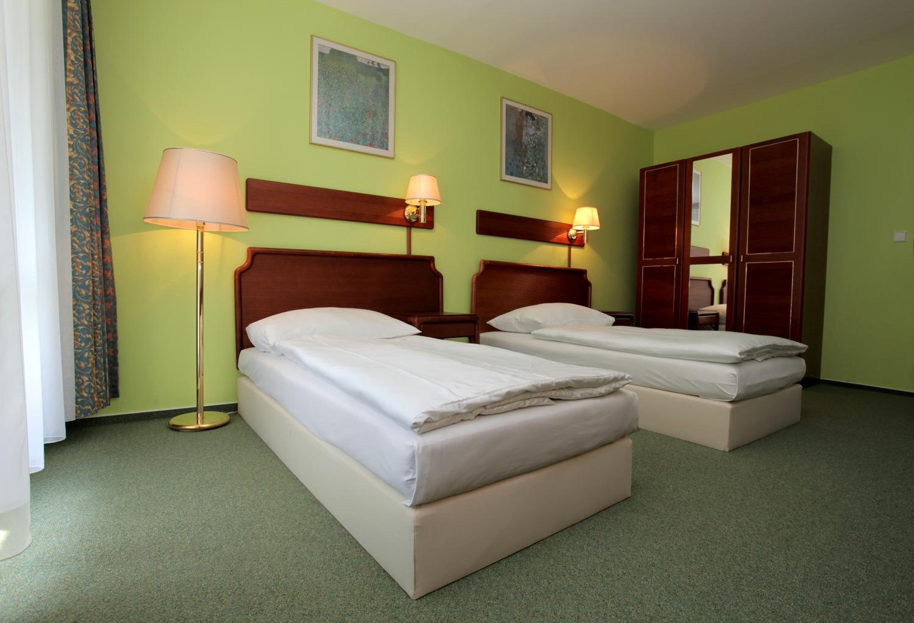 Business Twin Room - Photo 11