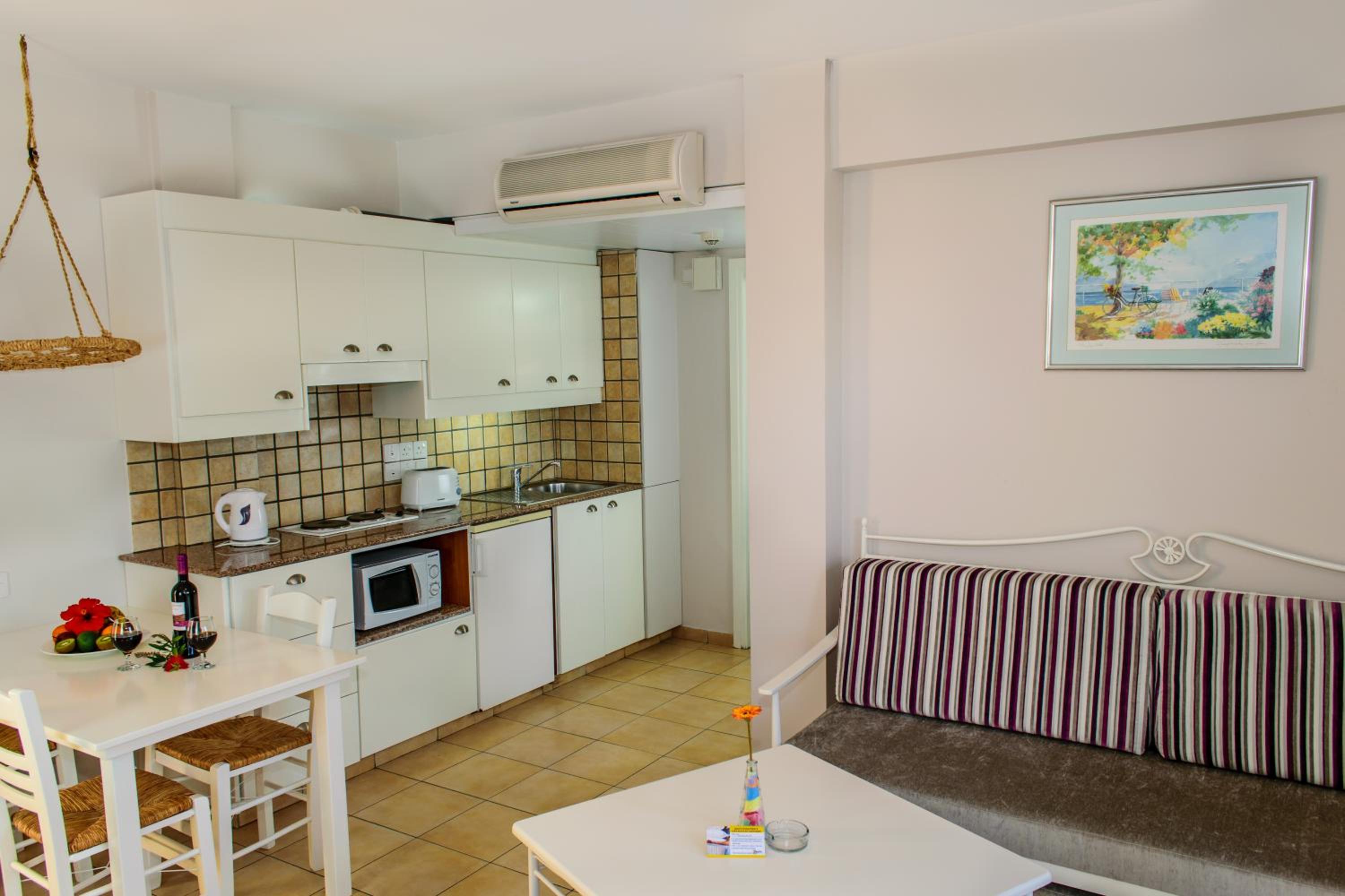 One-Bedroom Apartment - Photo 3