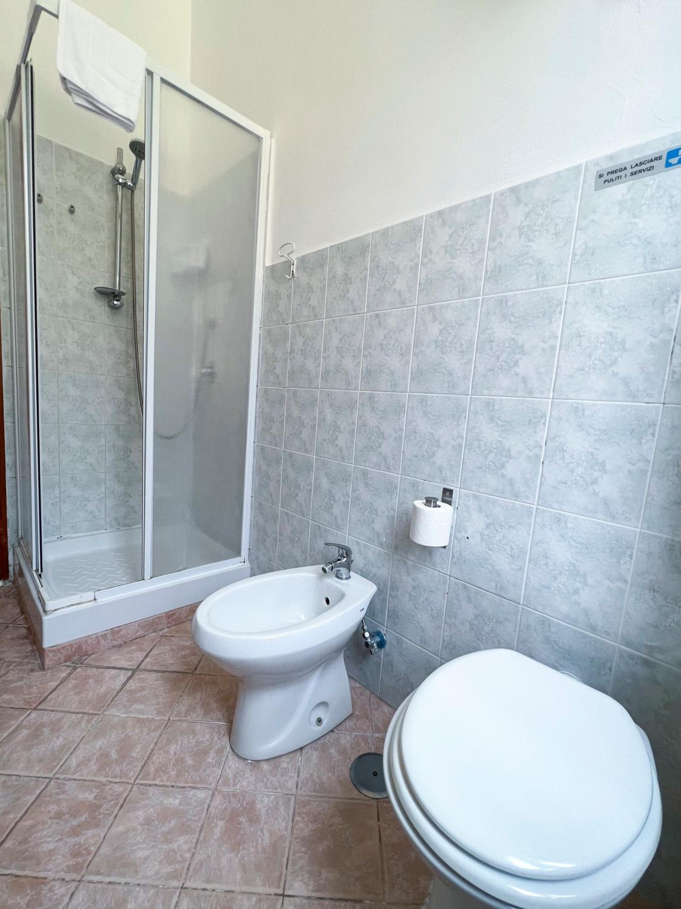 Quadruple Room with Private Bathroom photo 3
