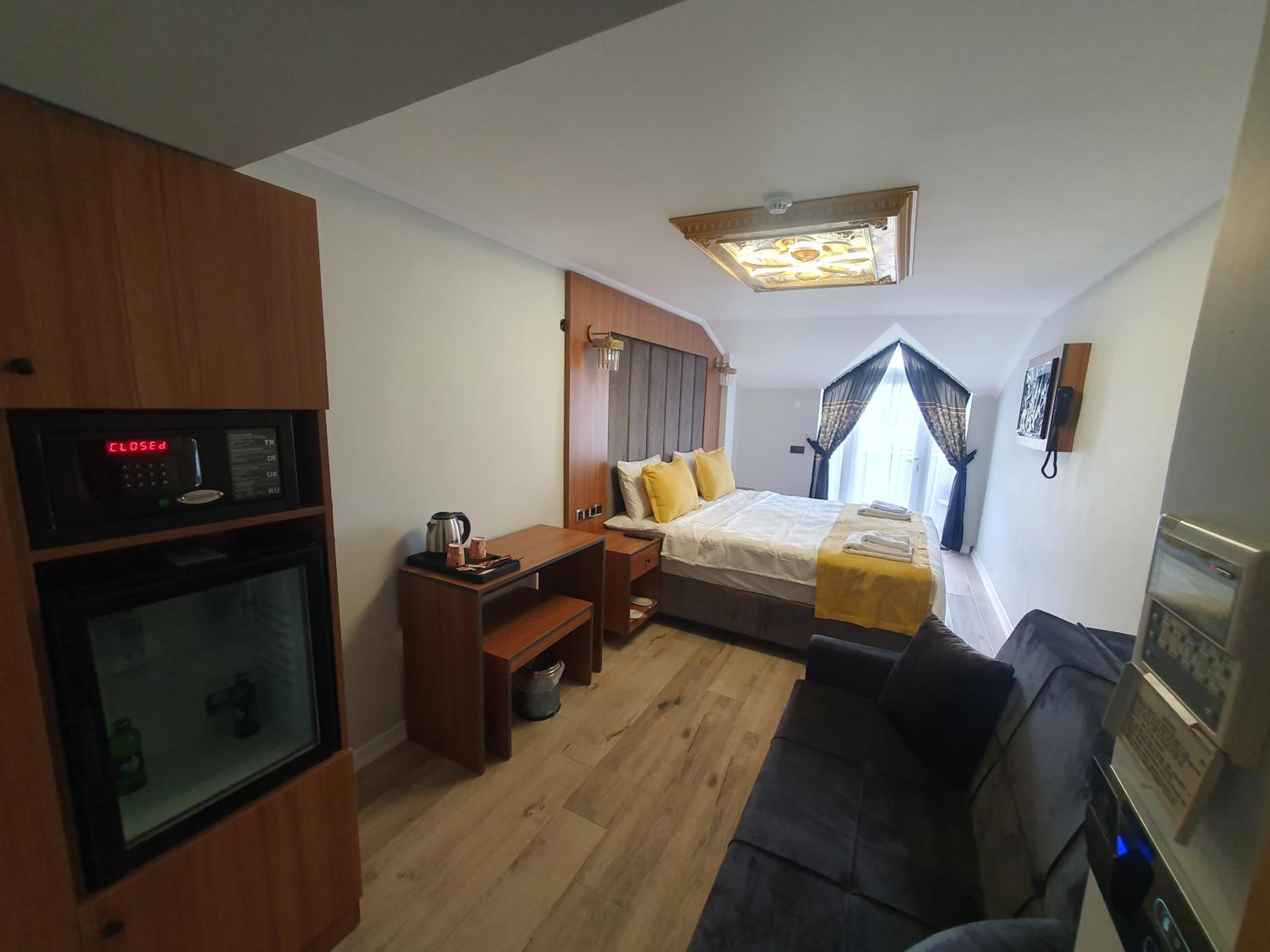 Deluxe Double Room with Balcony and Sea View - Photo 1