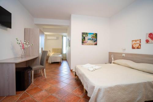 Triple Room with Private Bathroom photo 3