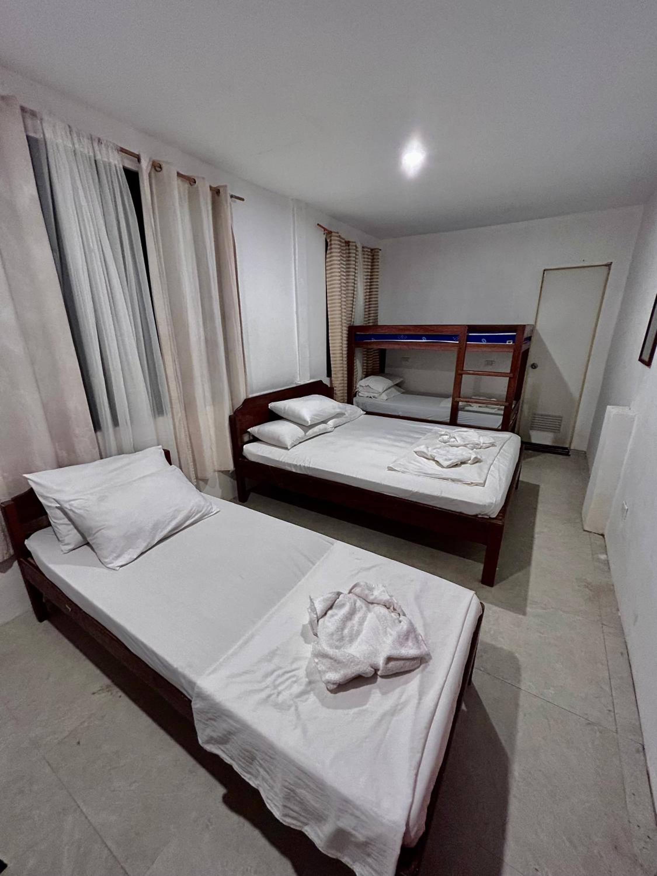 Quadruple Room with Private Bathroom - Photo 2