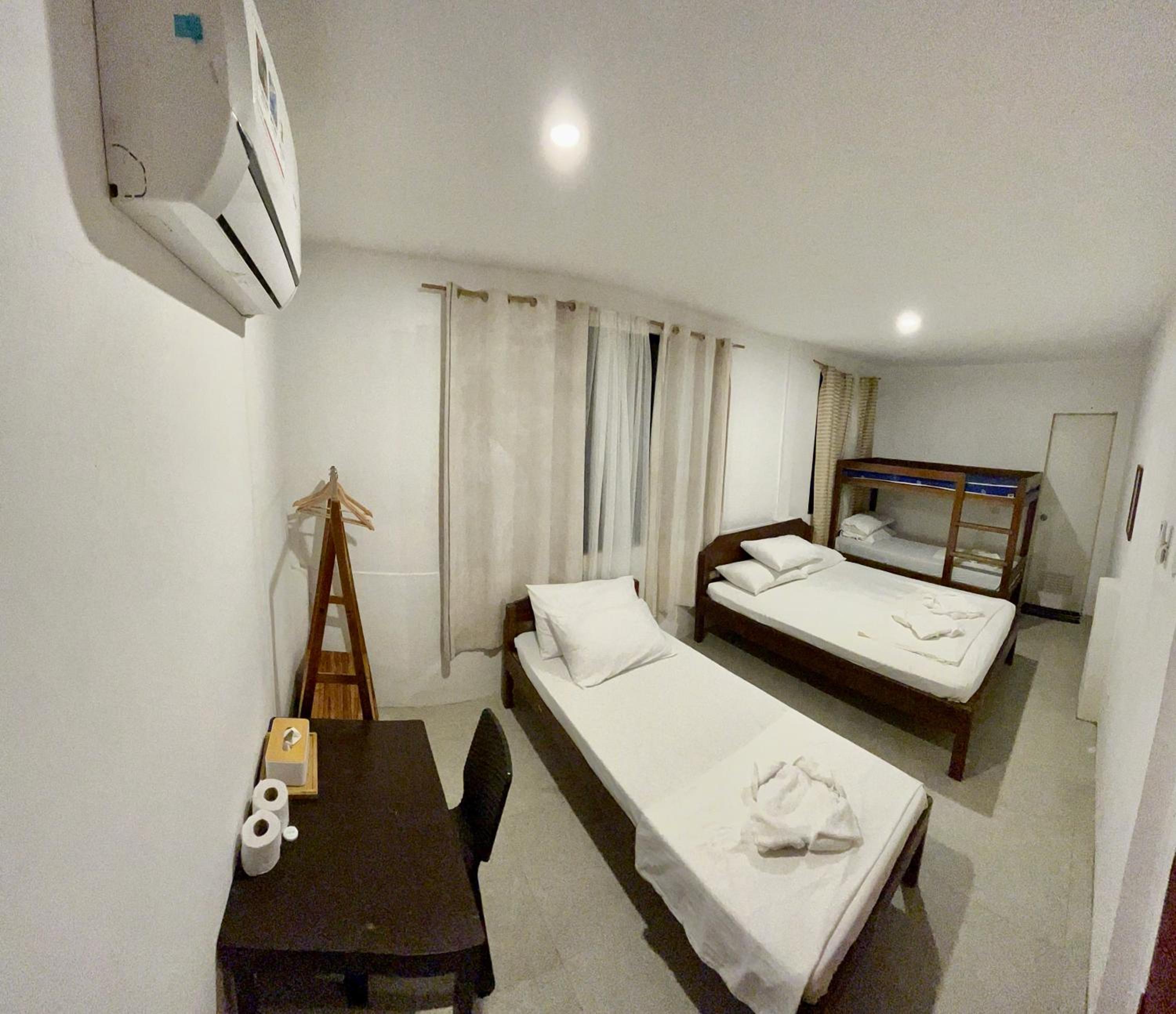 Quadruple Room with Private Bathroom - Photo 1
