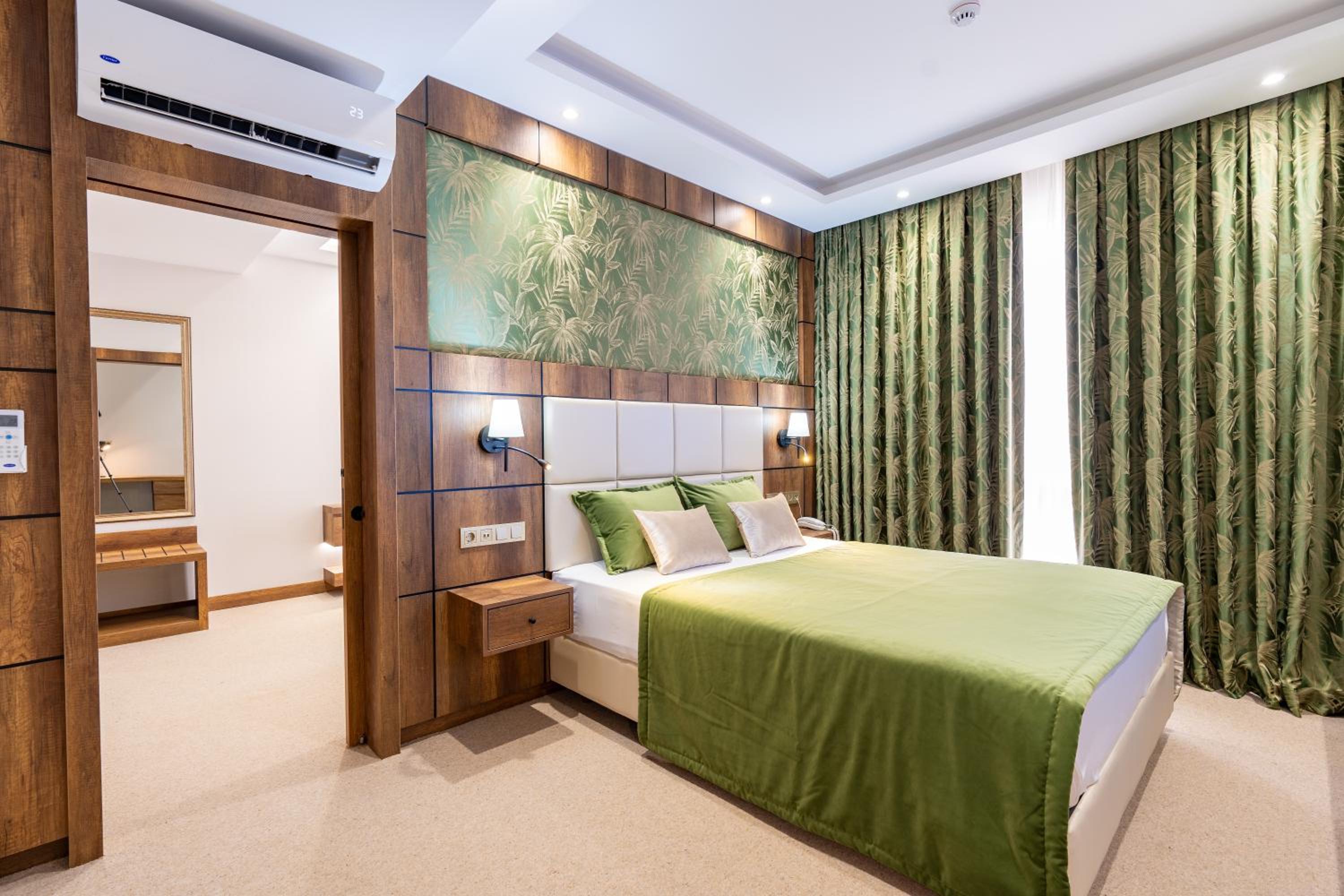 Deluxe King Suite photo 3
