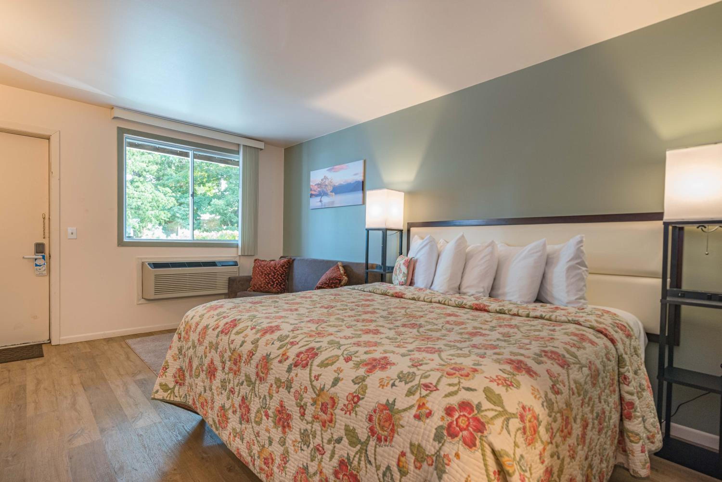 Deluxe King Room photo 3