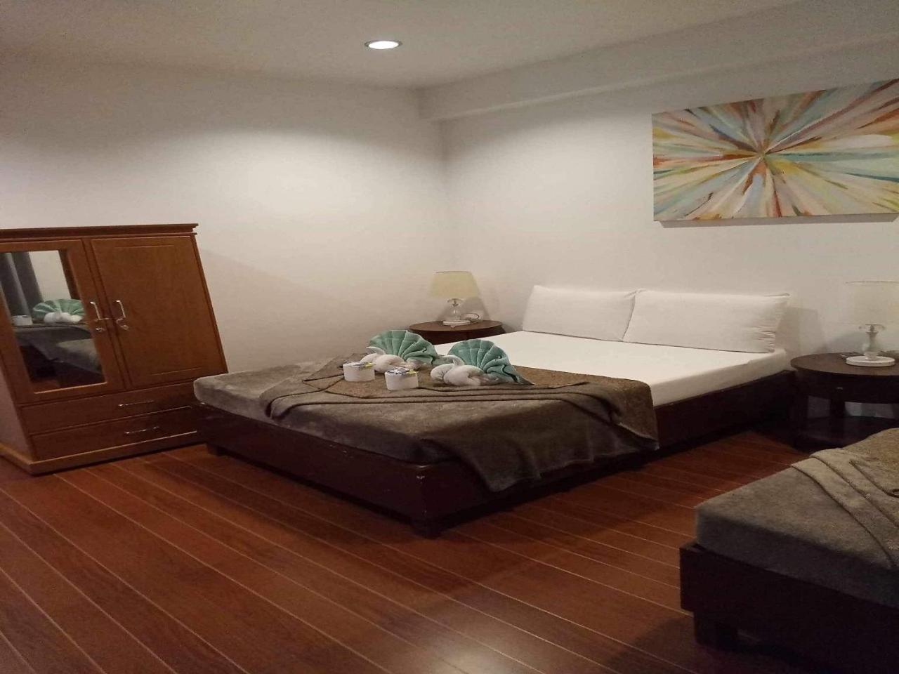 Deluxe Queen Suite - Photo 3