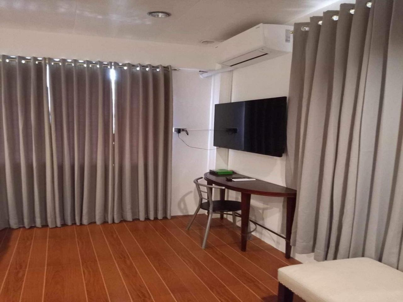 Deluxe Queen Suite - Photo 13