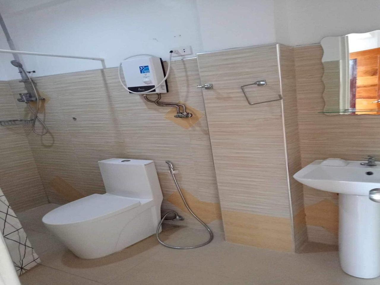 Deluxe Queen Suite - Photo 12