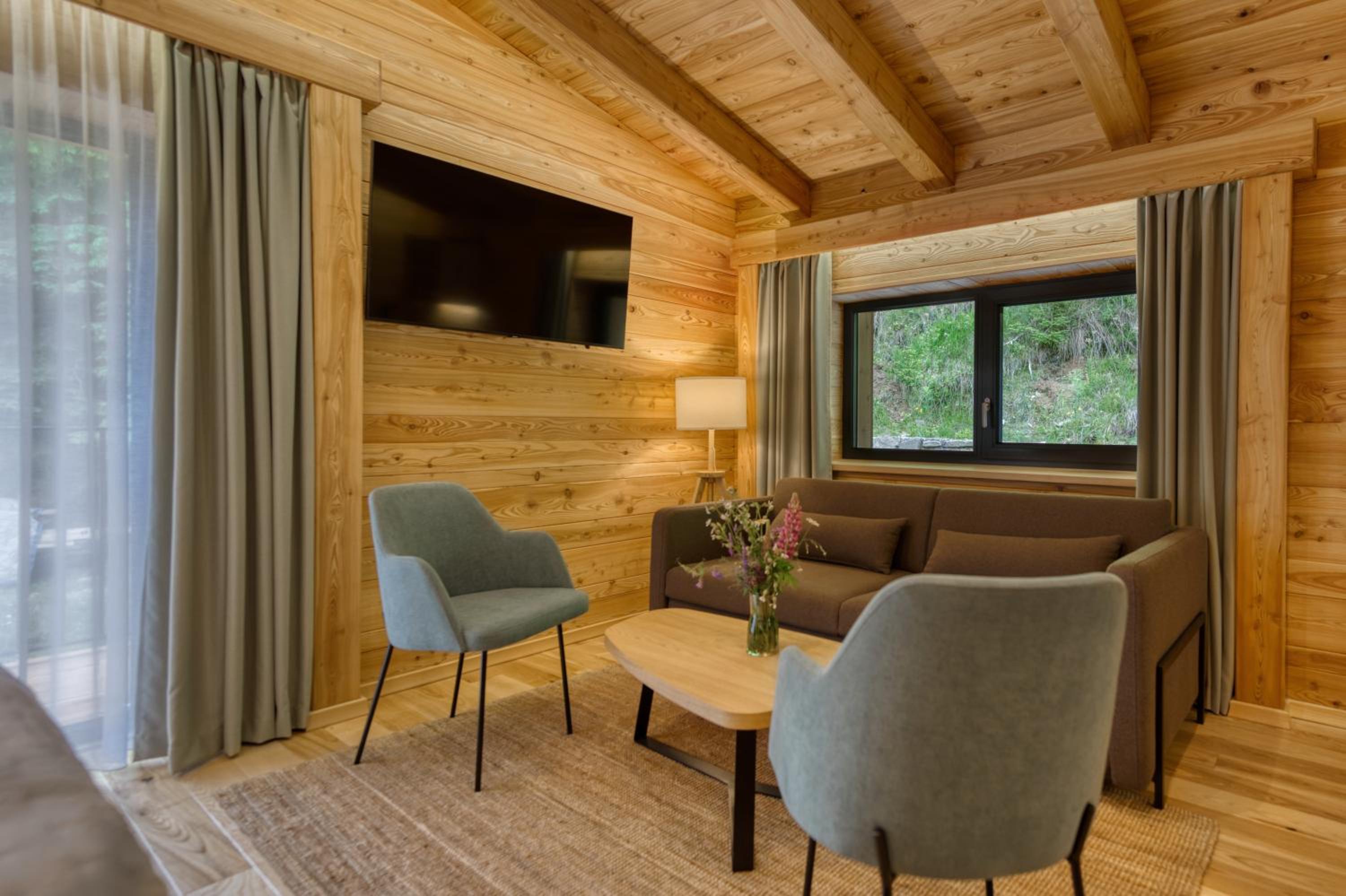 Deluxe Double Room with Balcony photo 2
