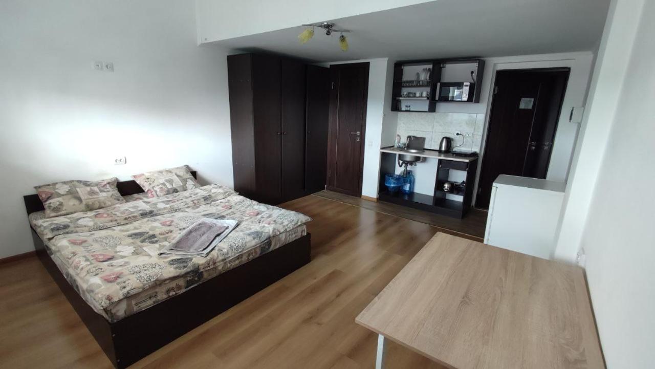 One-Bedroom Apartment photo 1