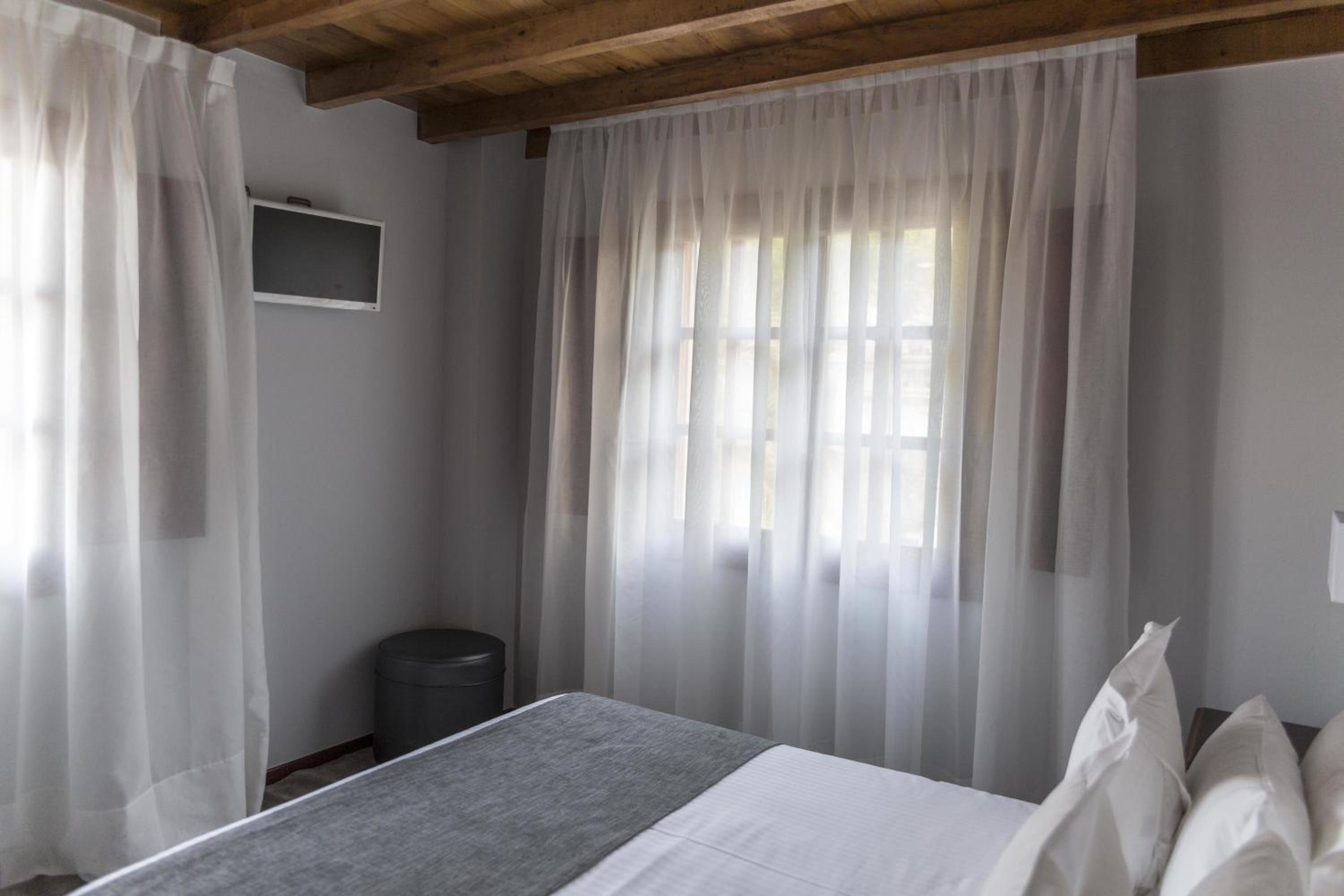 Double or Twin Room - Photo 11