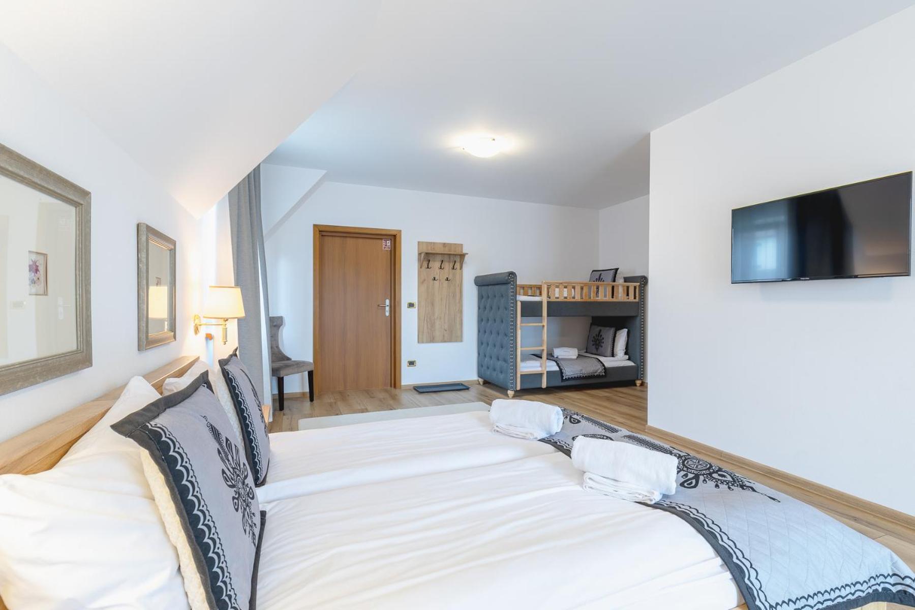 Quadruple Room with Balcony photo 3