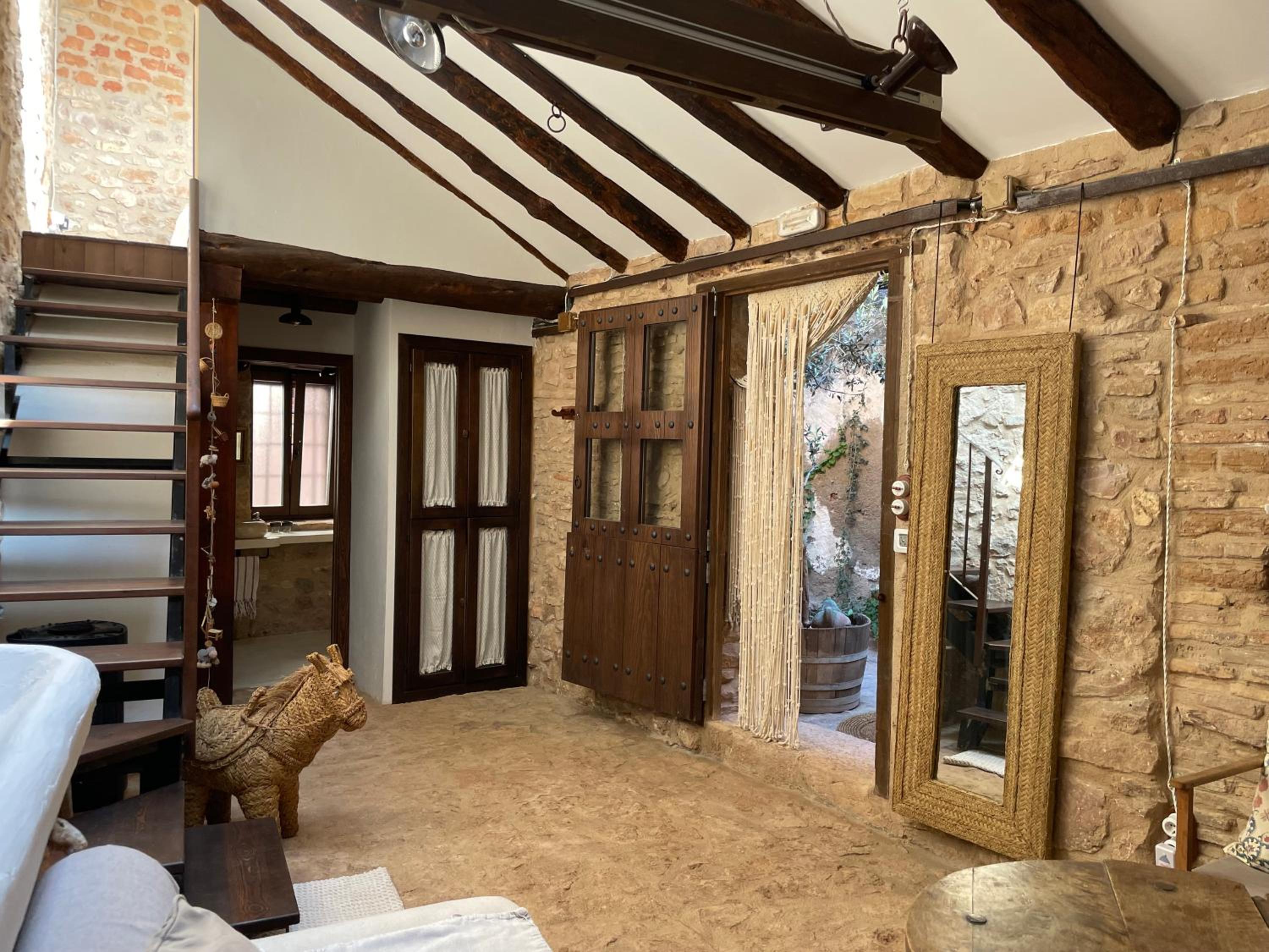 Studio - Split Level - Photo 1