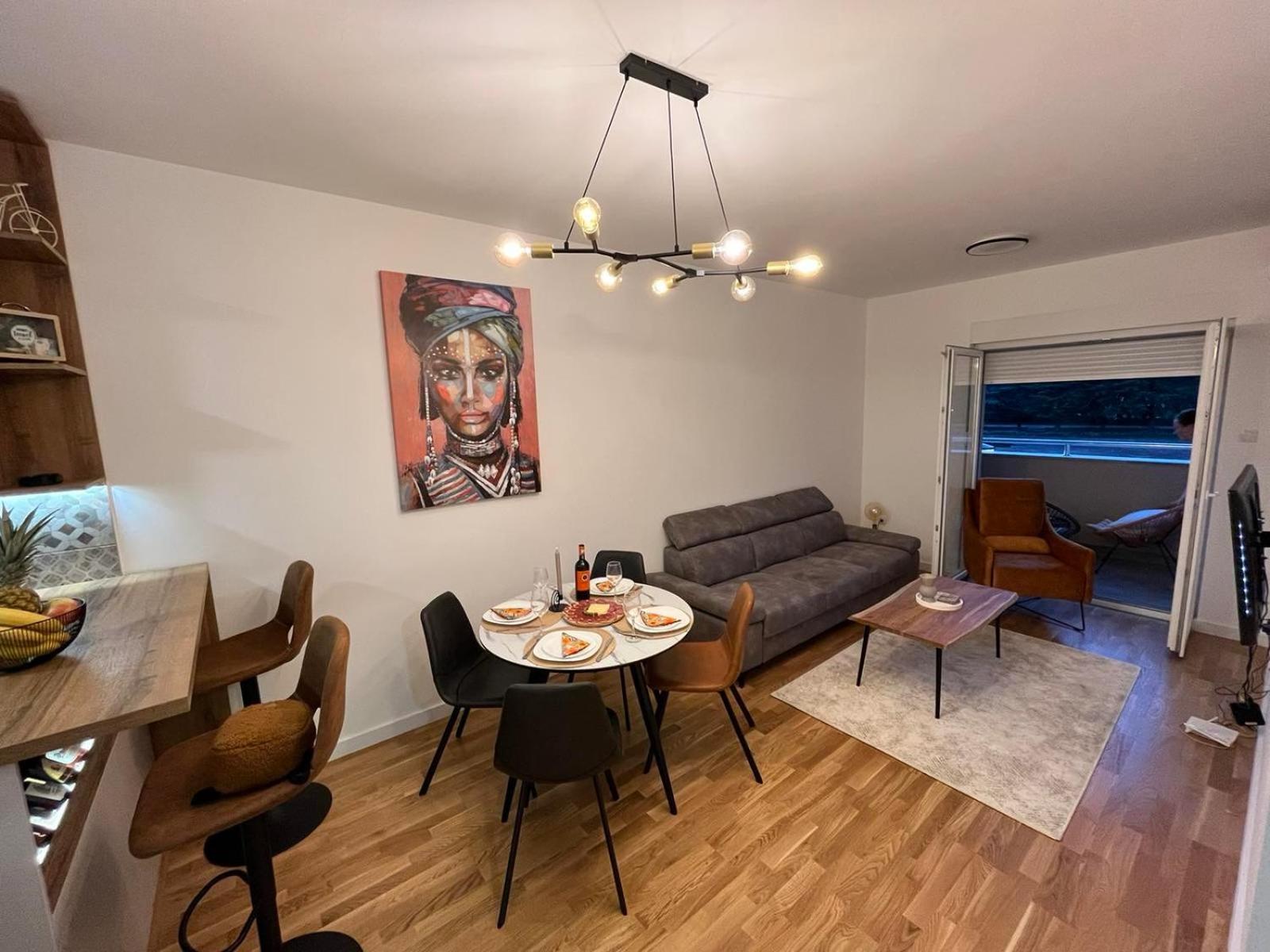 One-Bedroom Apartment photo 1
