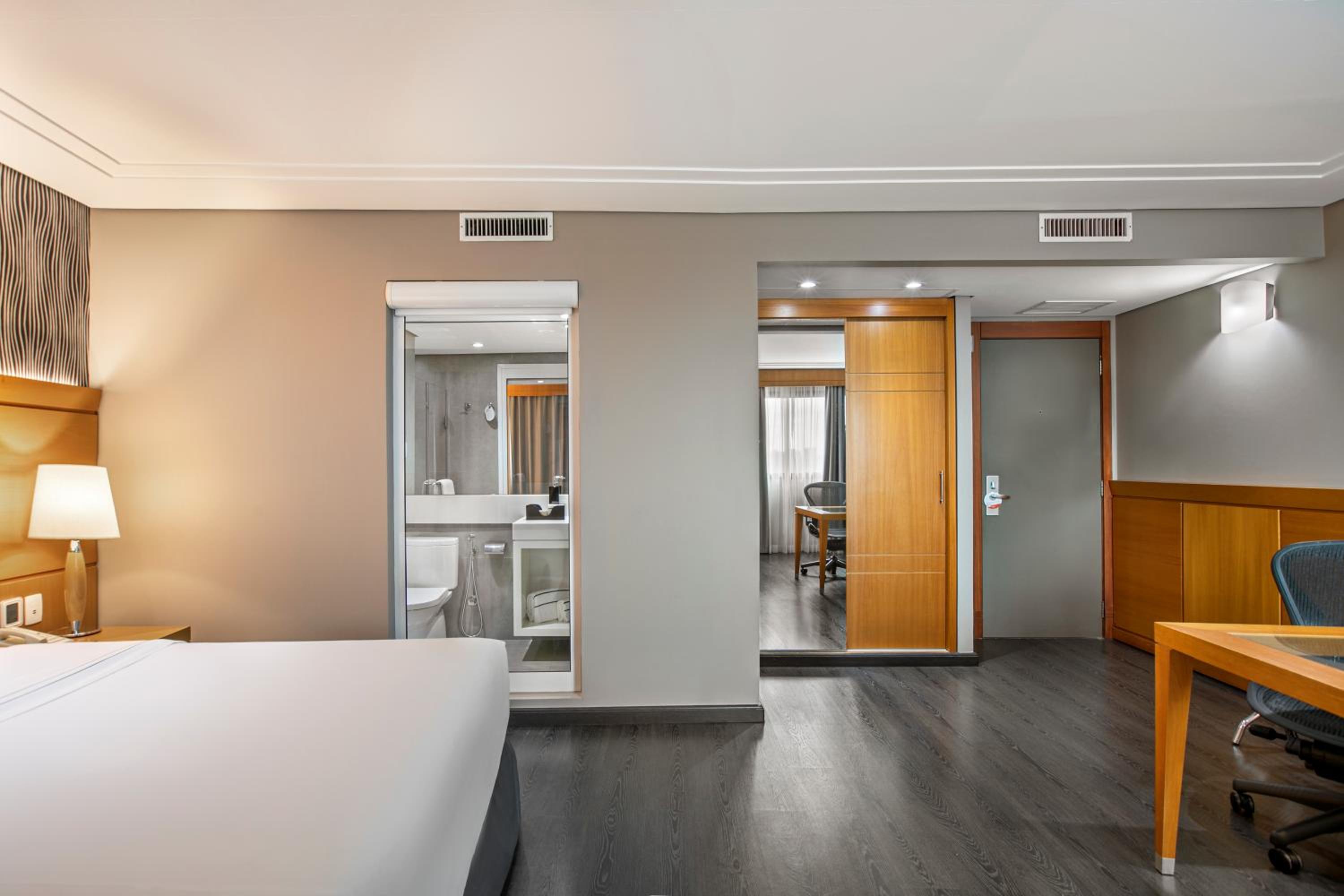 Premium King Room - Photo 7