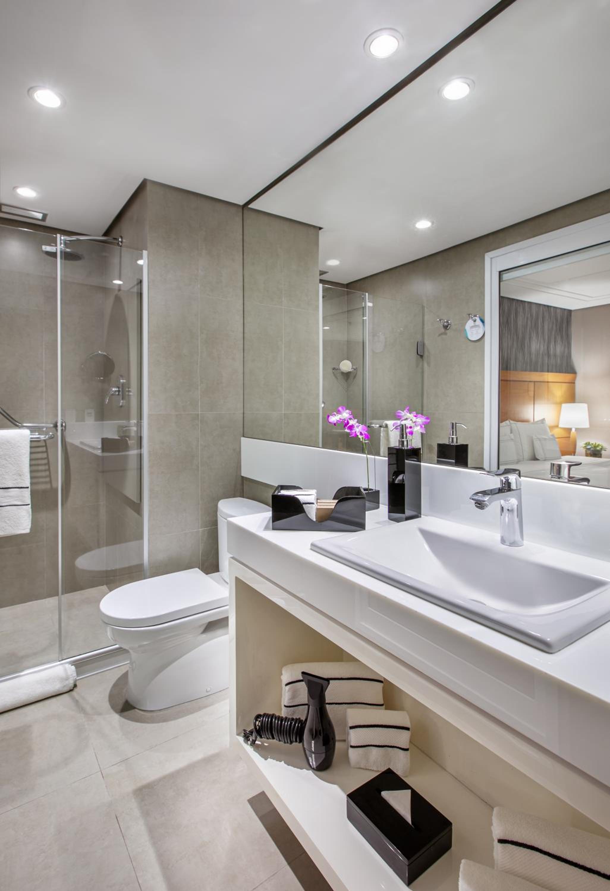 Premium King Room - Photo 8