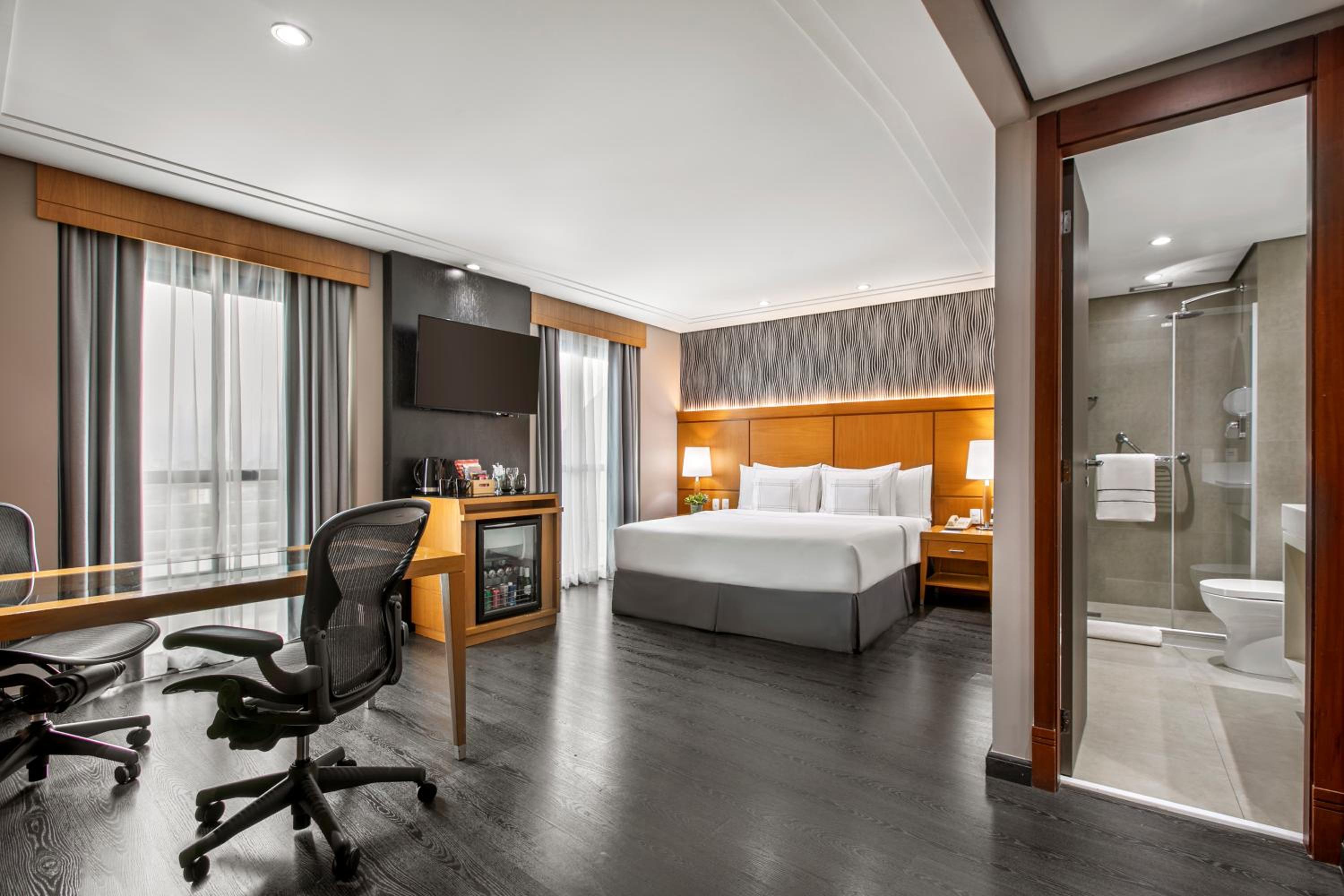 Premium King with Balcony - Photo 9