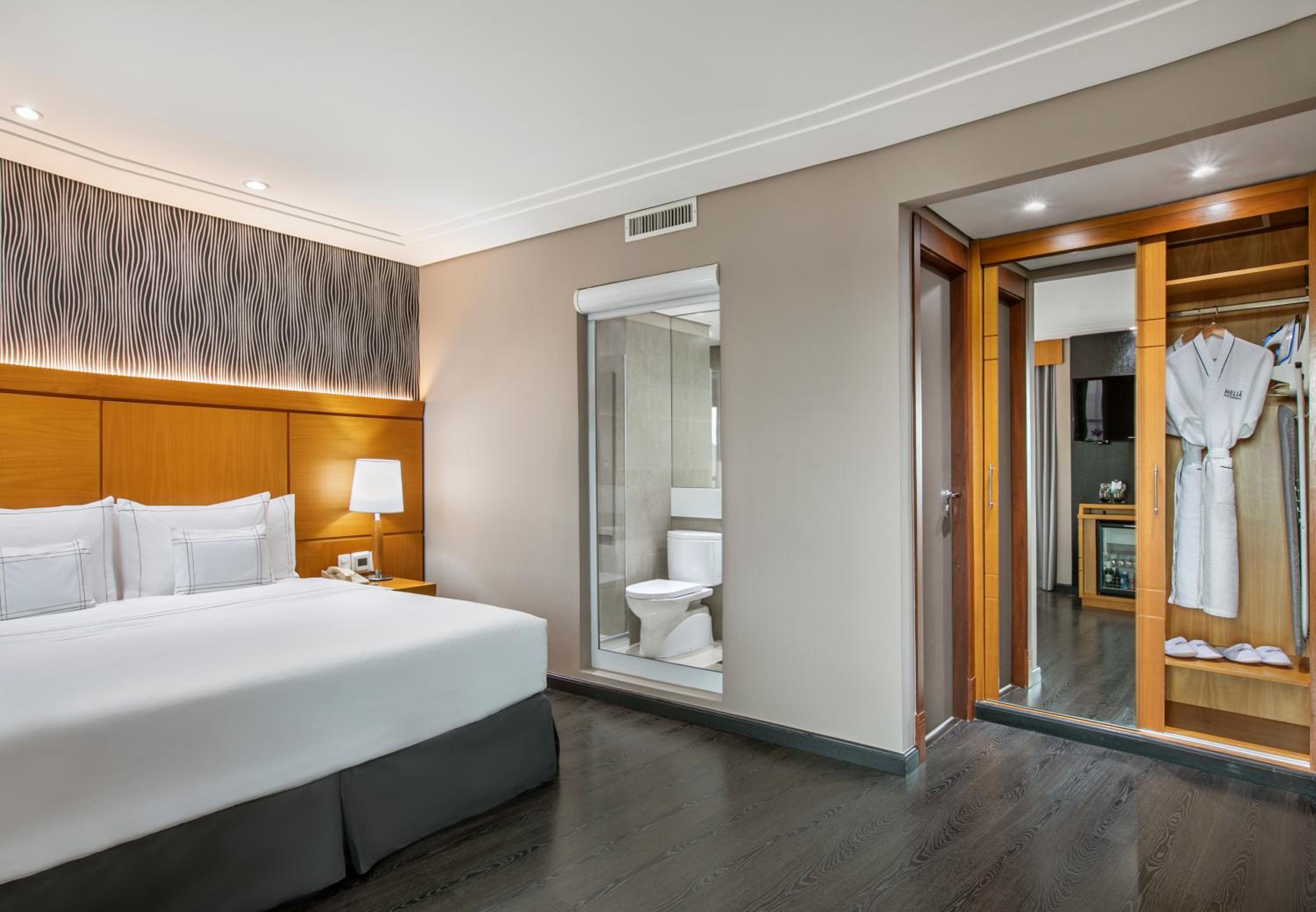 Premium King Room thumbnail 5