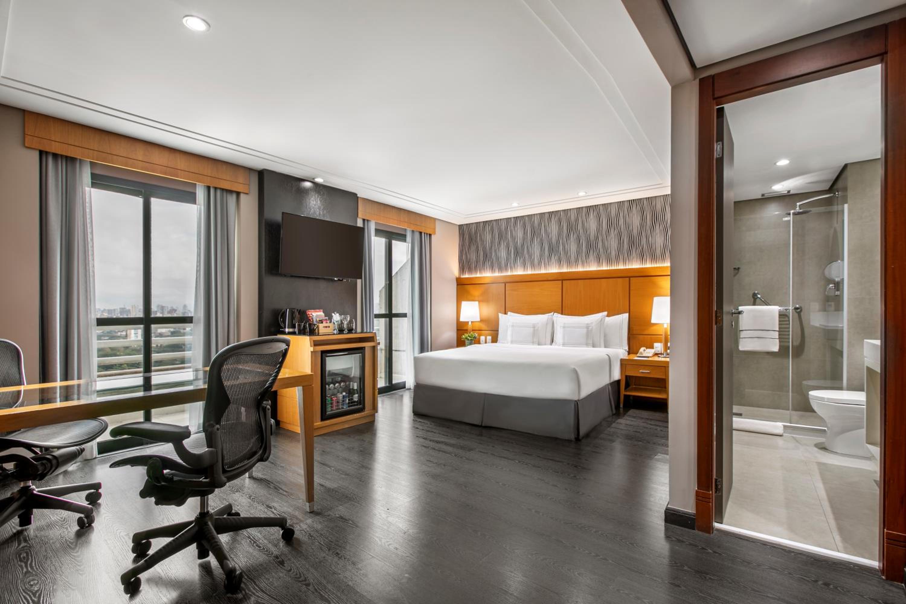 Premium King with Balcony - Photo 8