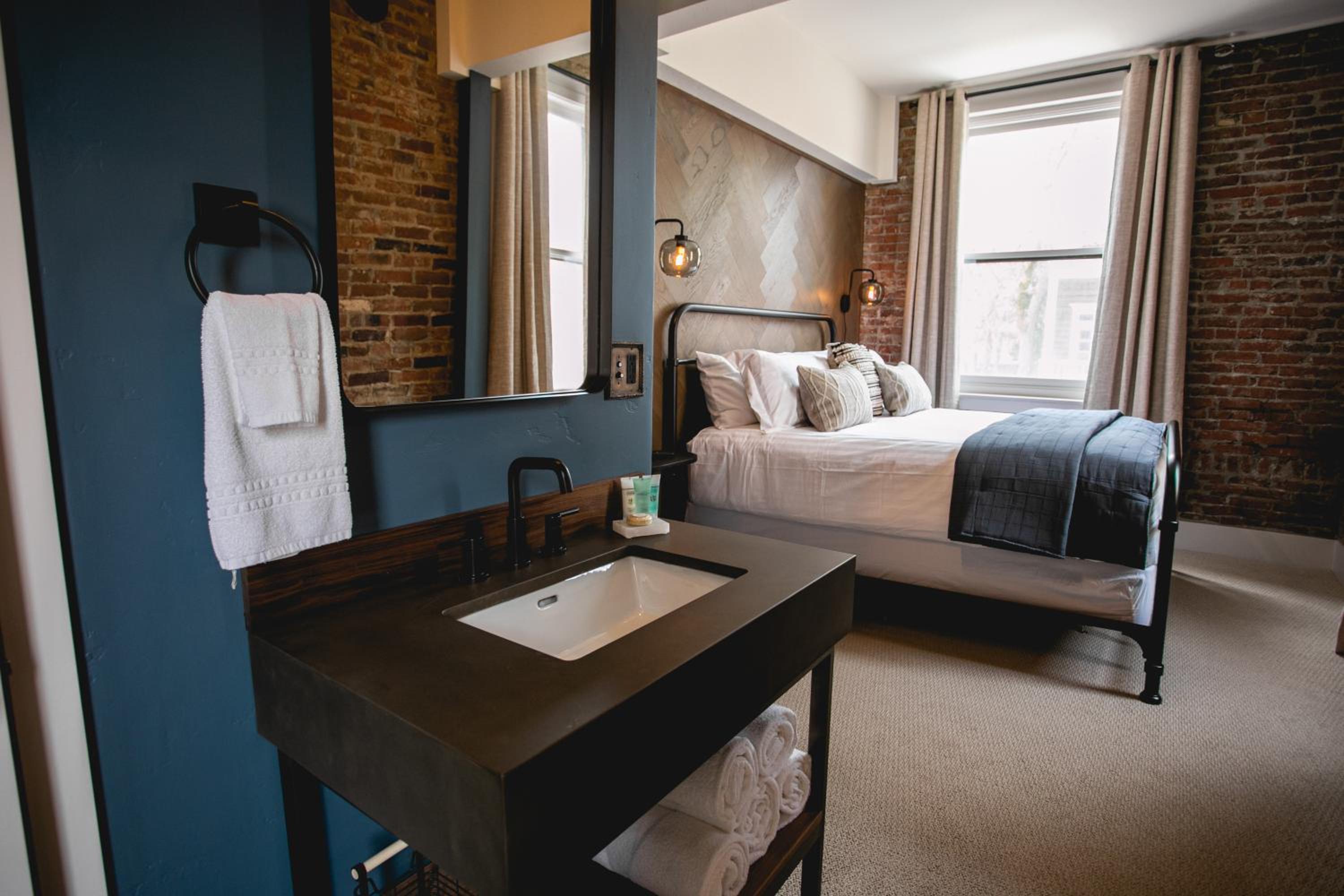 Standard King Room photo 1