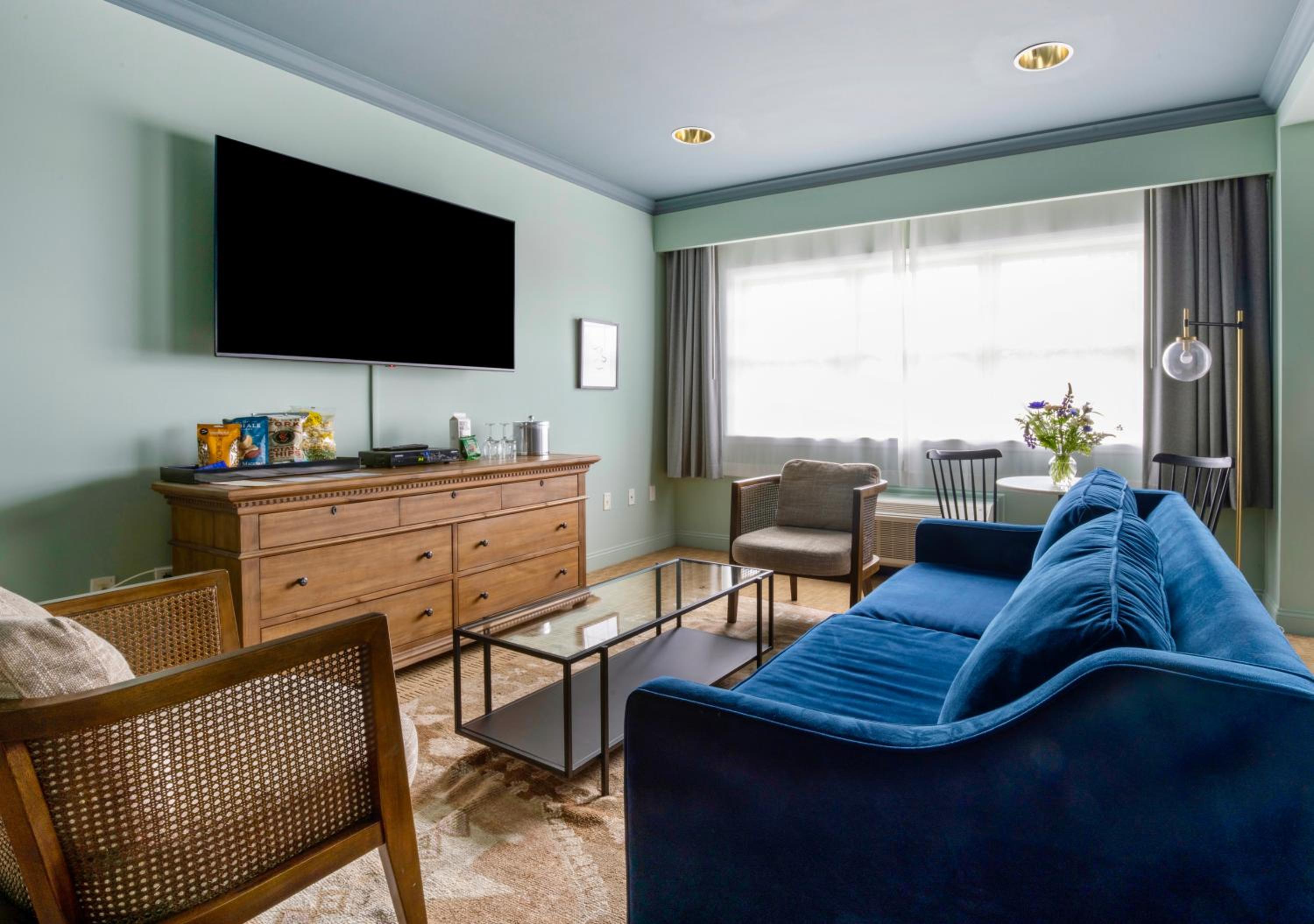 Studio King Suite - Photo 6