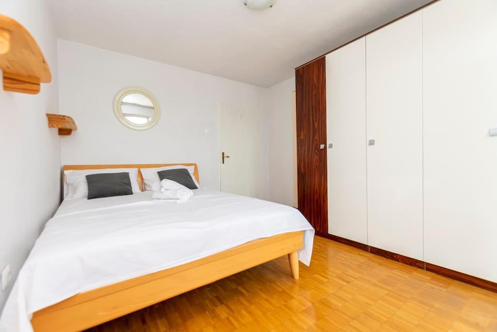 Three-Bedroom House photo 2