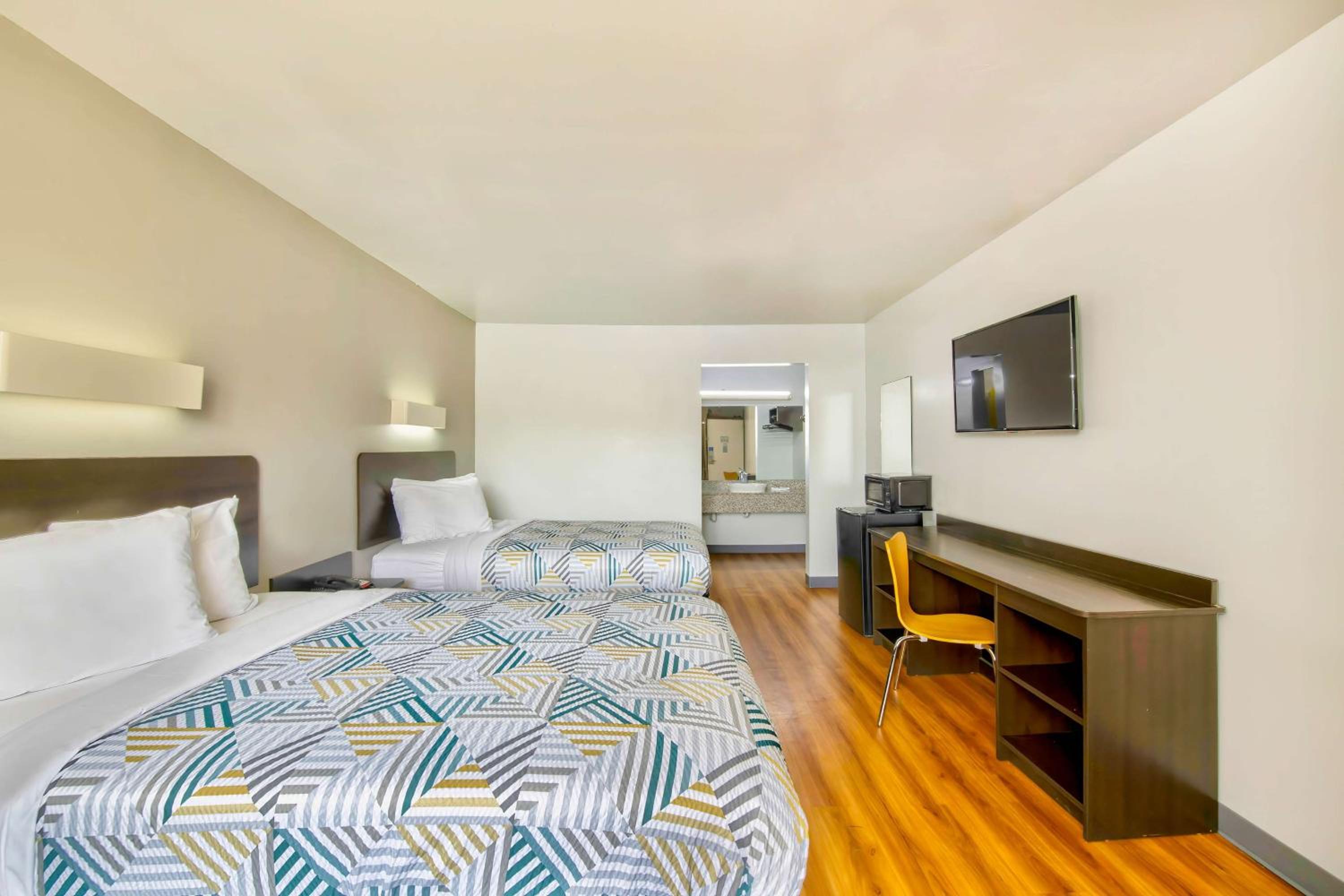Quadruple Room - Smoking - Photo 6
