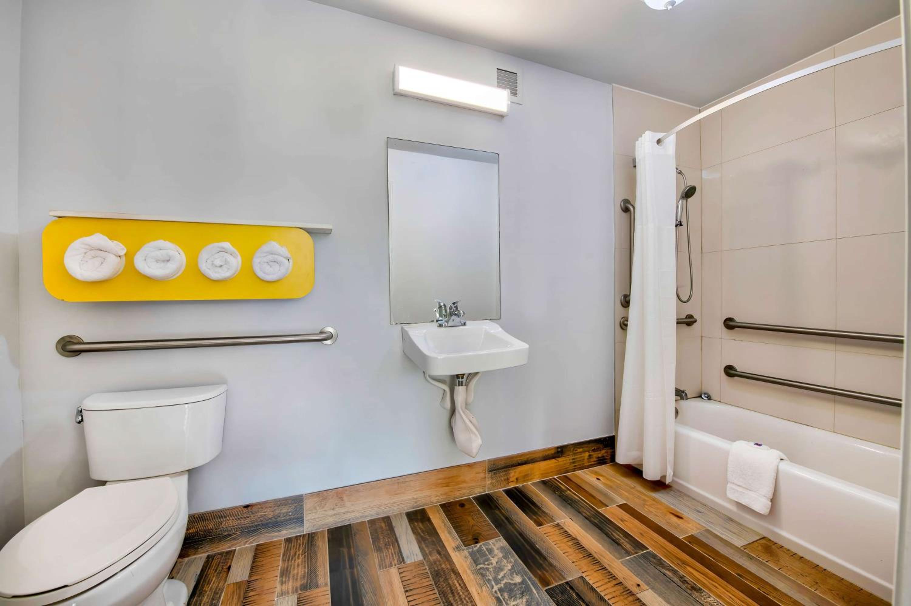 Quadruple Room - Disability Access - Non-Smoking - Photo 3