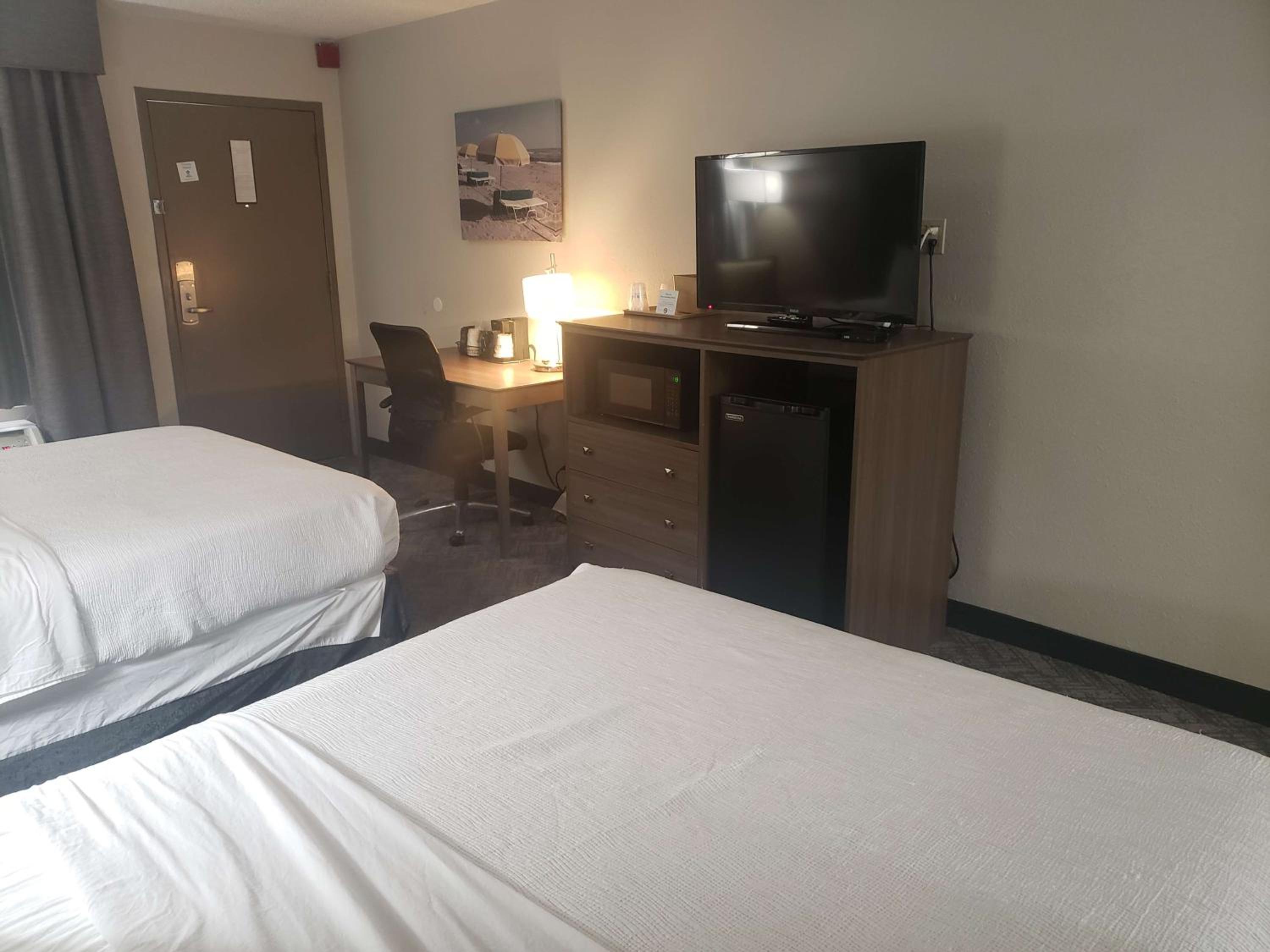 Queen Room with Two Queen Beds - Non-Smoking - Photo 3