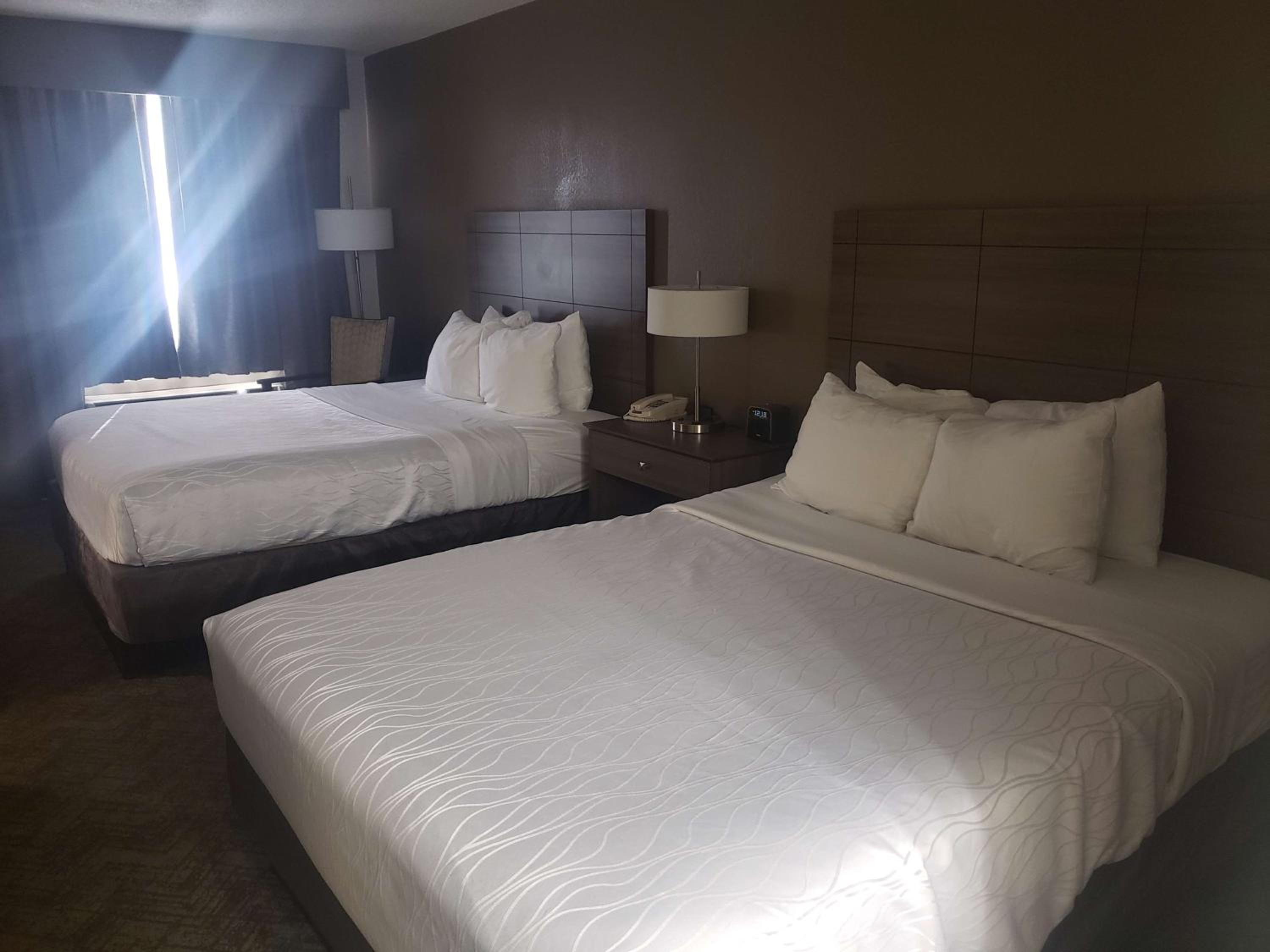 Queen Room with Two Queen Beds - Non-Smoking - Photo 2