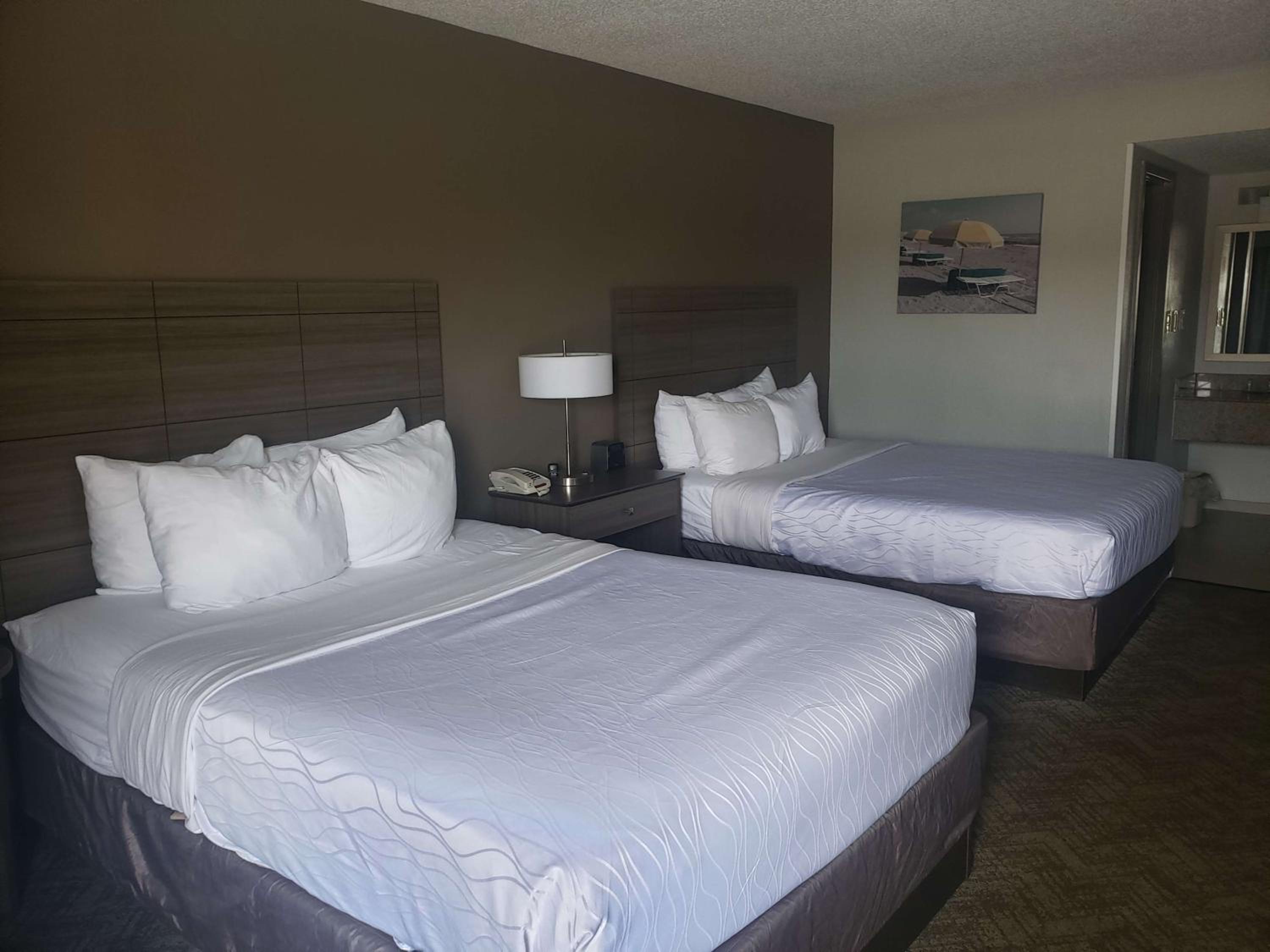 Queen Room with Two Queen Beds - Non-Smoking - Photo 4