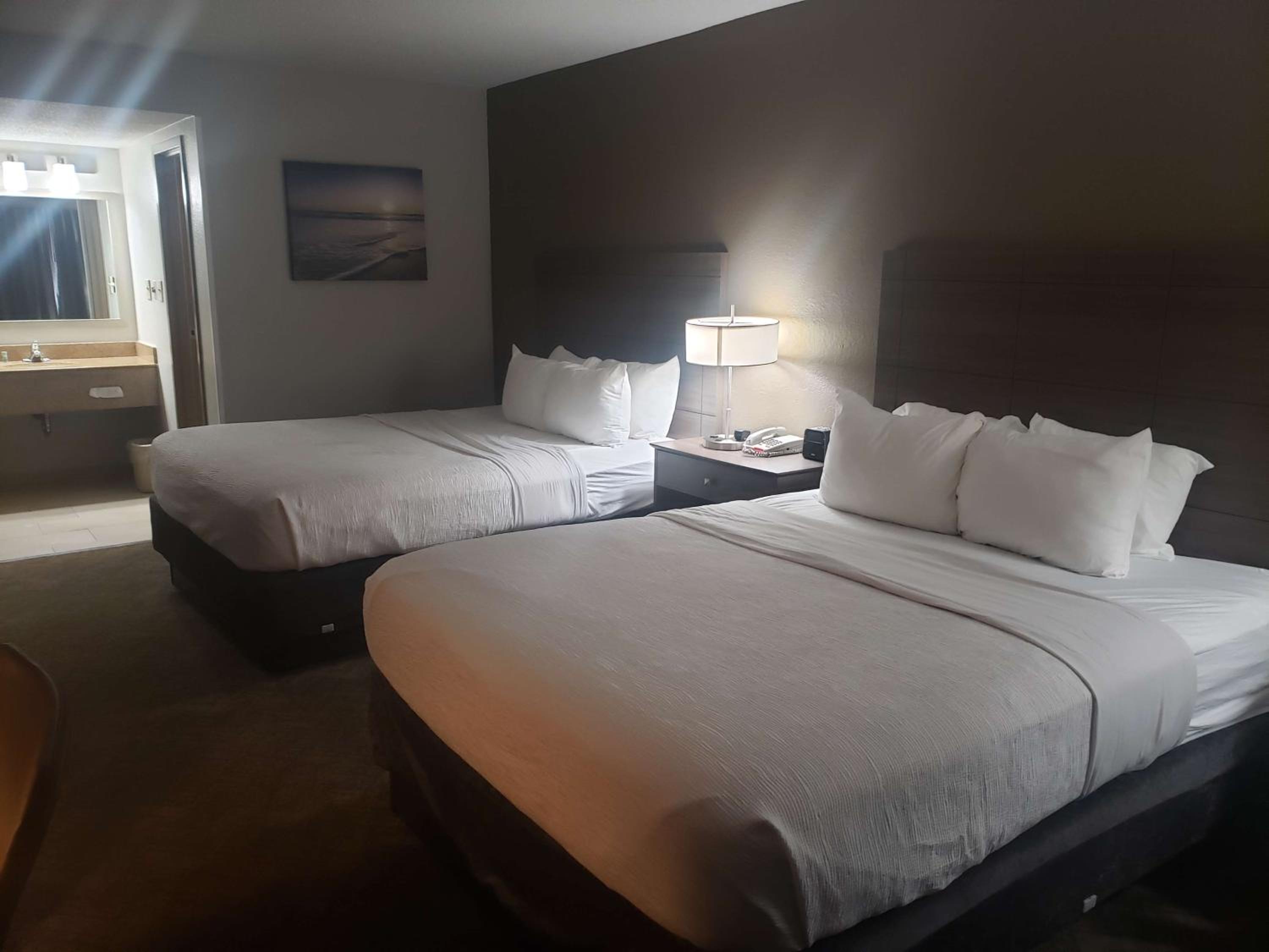 Queen Room with Two Queen Beds - Non-Smoking - Photo 5