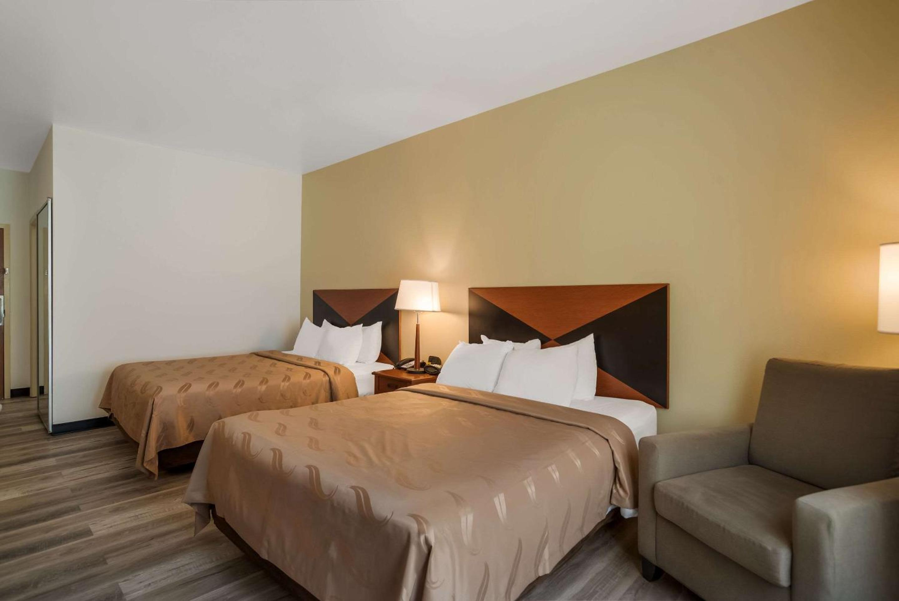 Queen Room with Two Queen Beds - Non-Smoking - Photo 2