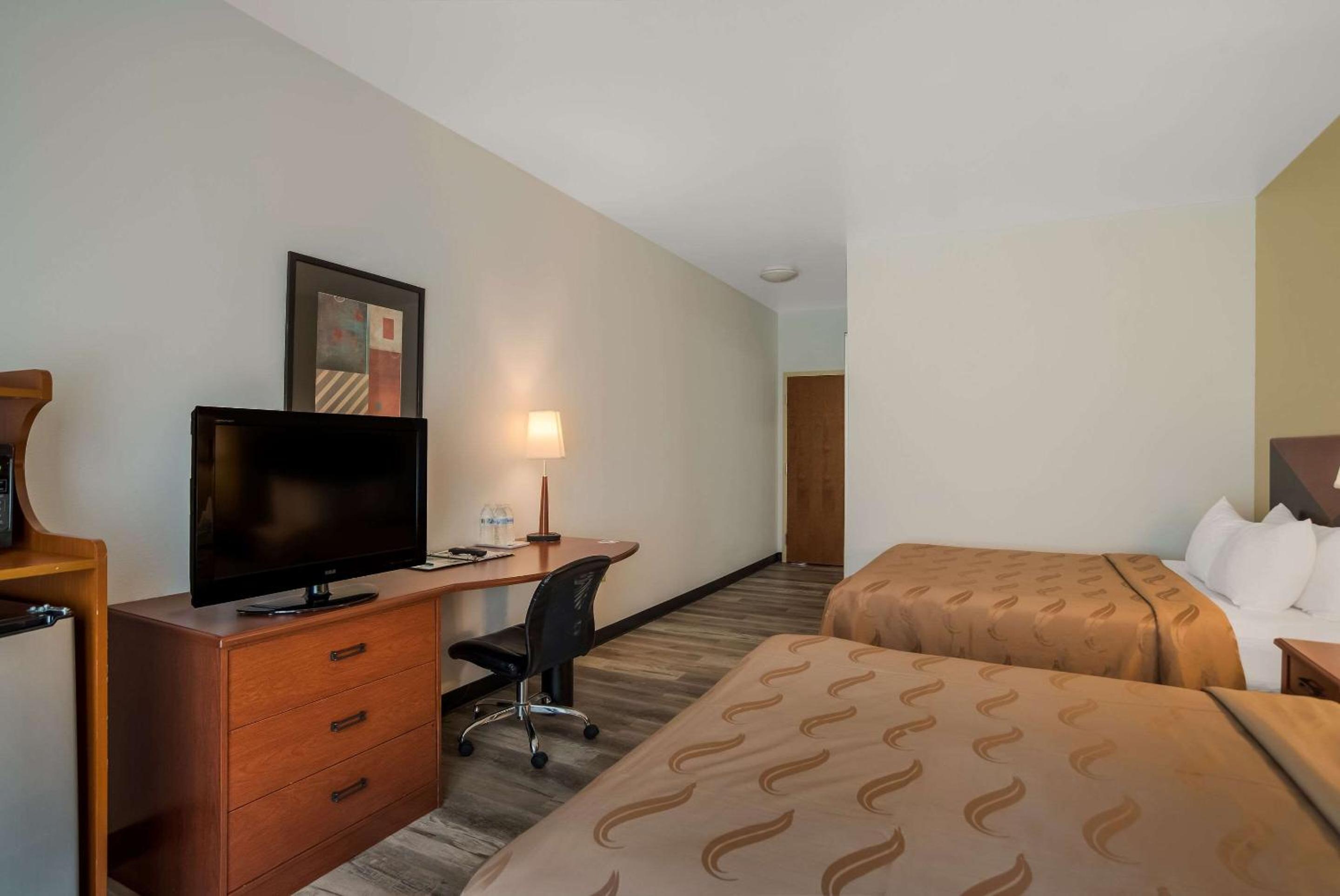Queen Room with Two Queen Beds - Non-Smoking - Photo 5