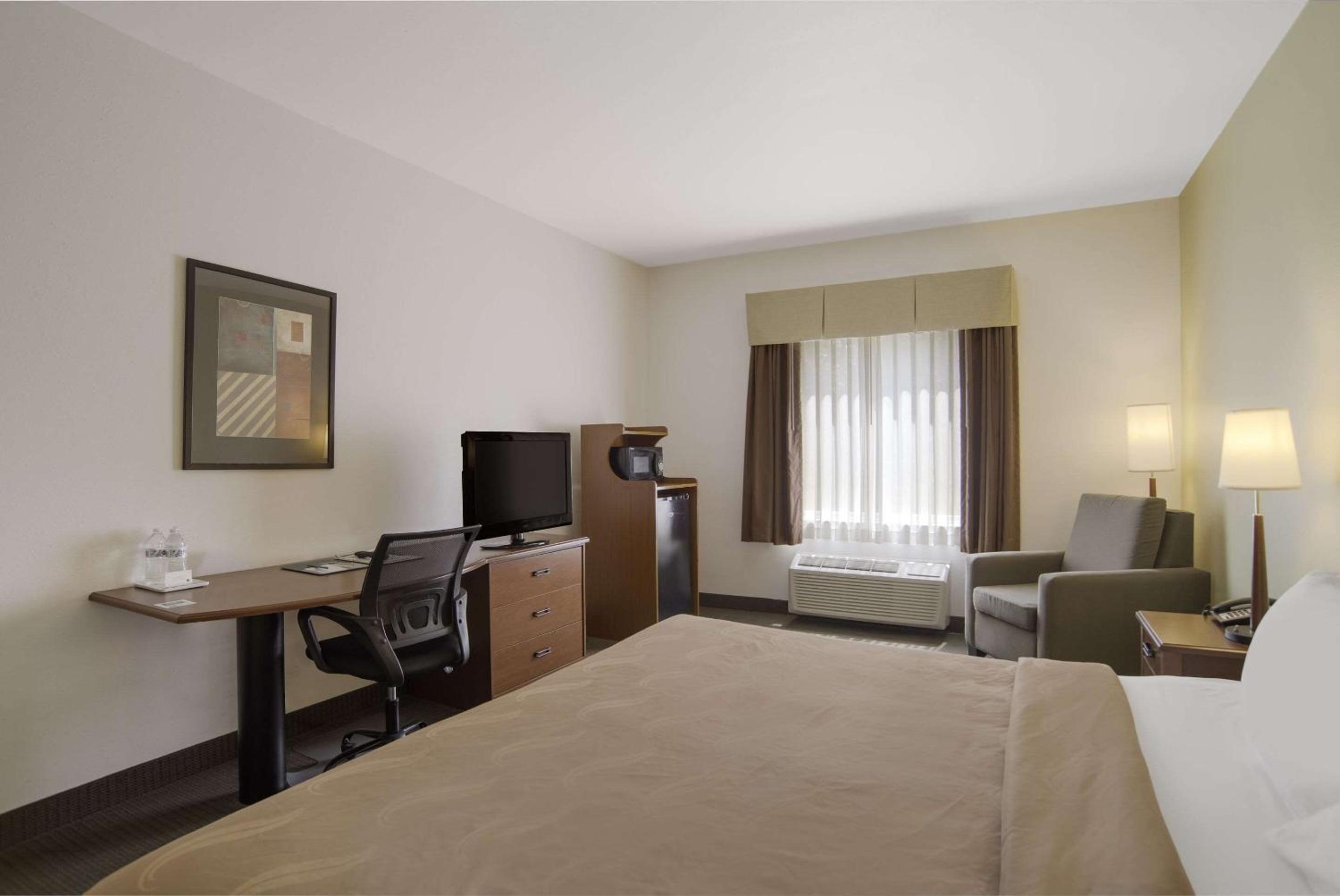 King Room - Non-Smoking - Photo 6